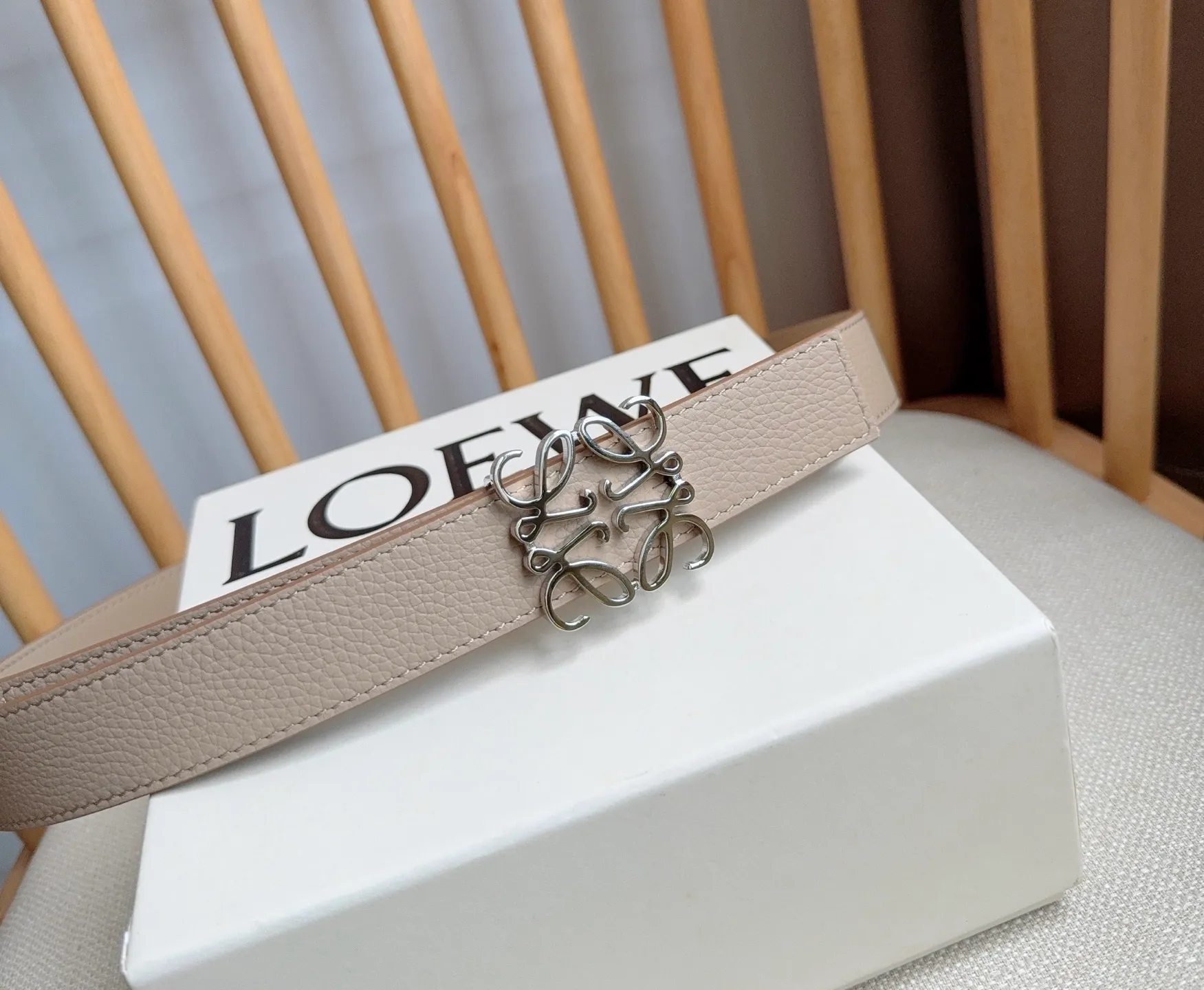 💰440💰Full package💰 💍Purchasing-grade LOEWE counter’s latest belt of the same style [Celebration][Celebration] The belt is made of soft grained cow leather and smooth cow leather. Equipped with LOEWE Anagram pin buckle. Excellent craftsmanship. Personalized shape. Exquisite material. Width: 2.8cm.