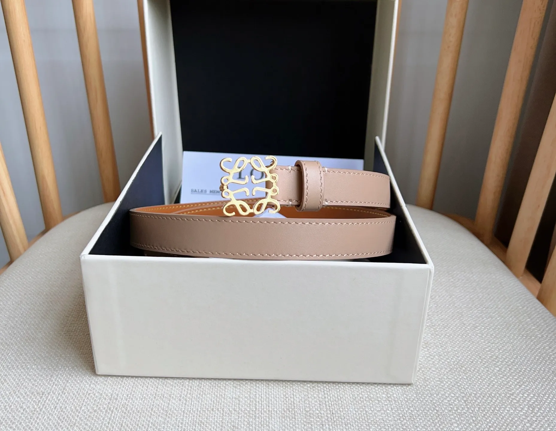 💰440💰Full package💰 💍Purchase level LOEWE⚡️The latest belt of the same model at the counter [Celebration][Celebration] Made of smooth cow leather narrow belt with Anagram padlock pin buckle⚡️Excellent craftsmanship Personalized shape Exquisite material⚡️Width: 2.0cm