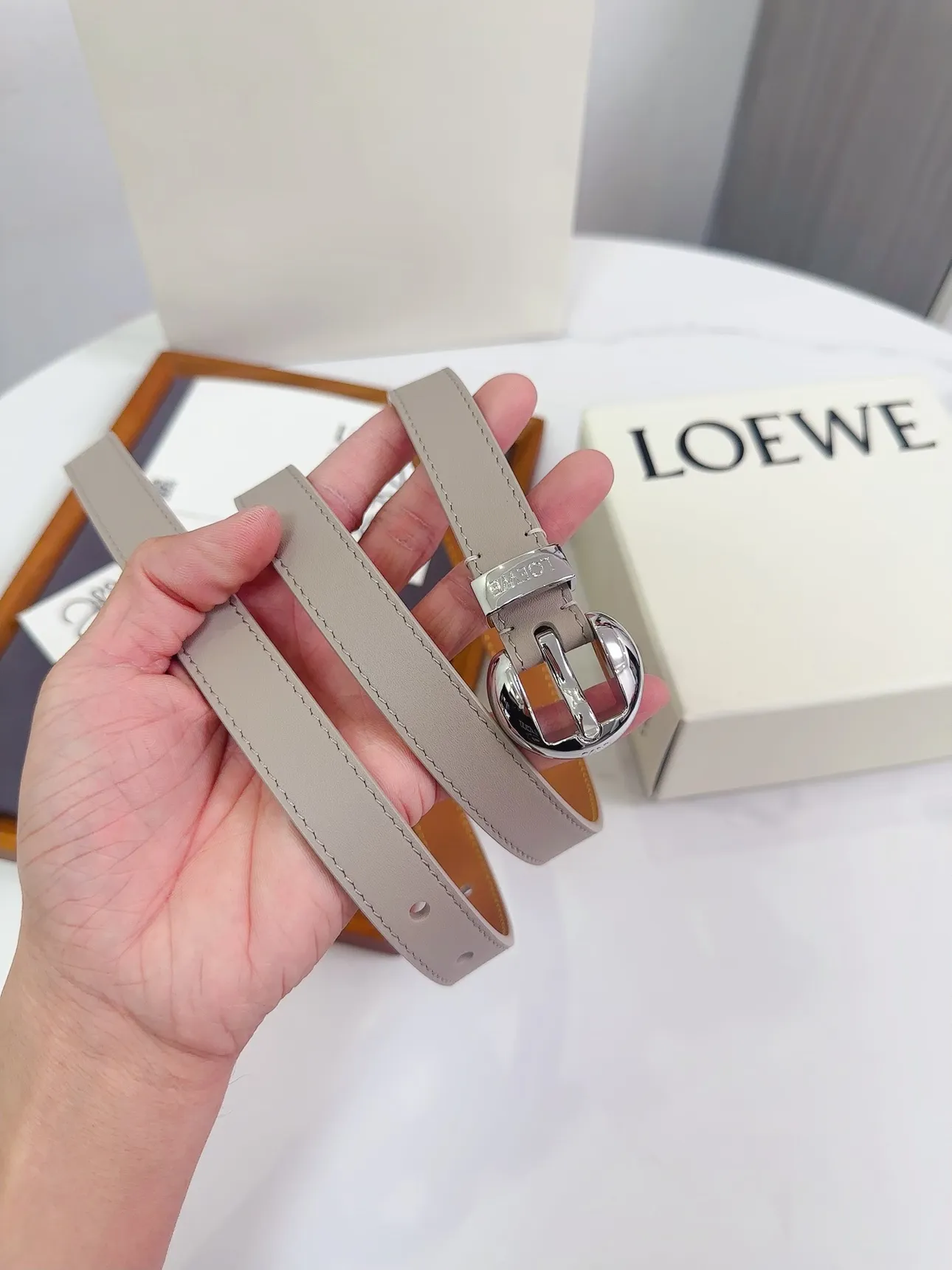 💰460💰Full package💰 💍Purchasing-grade LOEWE counter latest belt of the same style [Celebration][Celebration] Made of smooth cow leather narrow belt with Anagram Pebble pin buckle Excellent craftsmanship Personalized shape Exquisite material Width: 2.0cm