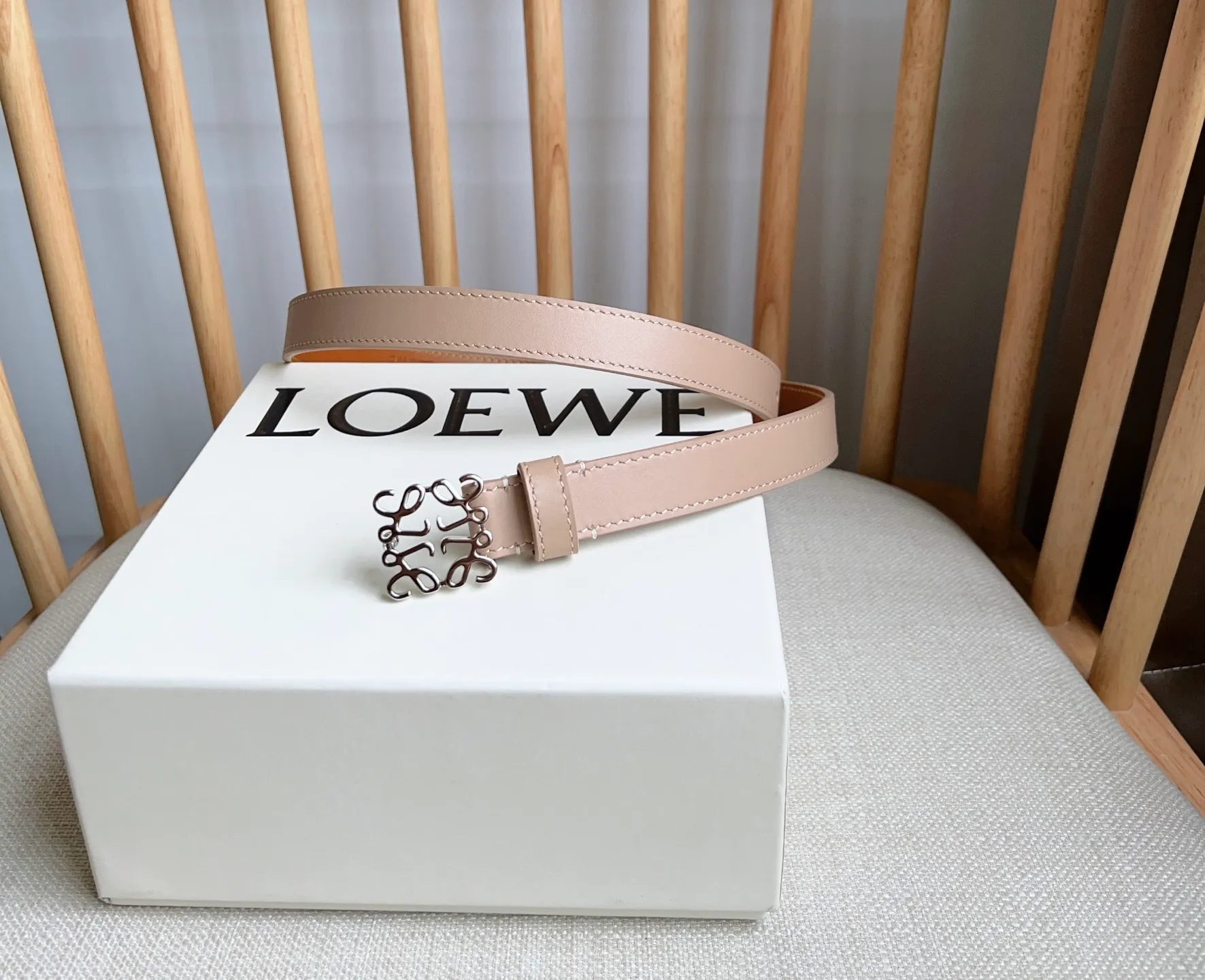 💰440💰Full package💰 💍Purchase level LOEWE⚡️The latest belt of the same model at the counter [Celebration][Celebration] Made of smooth cow leather narrow belt with Anagram padlock pin buckle⚡️Excellent craftsmanship Personalized shape Exquisite material⚡️Width: 2.0cm