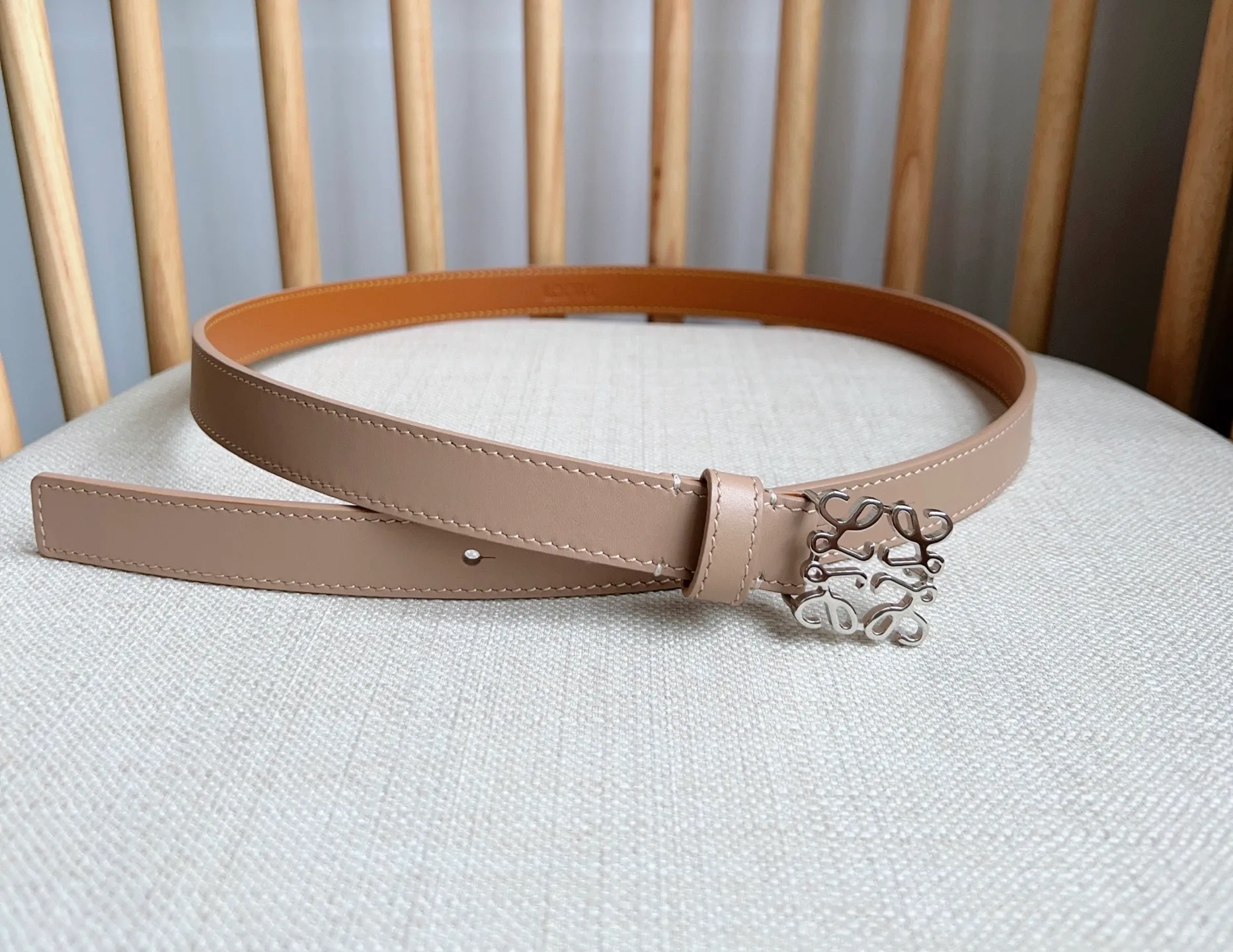 💰440💰Full package💰 💍Purchase level LOEWE⚡️The latest belt of the same model at the counter [Celebration][Celebration] Made of smooth cow leather narrow belt with Anagram padlock pin buckle⚡️Excellent craftsmanship Personalized shape Exquisite material⚡️Width: 2.0cm