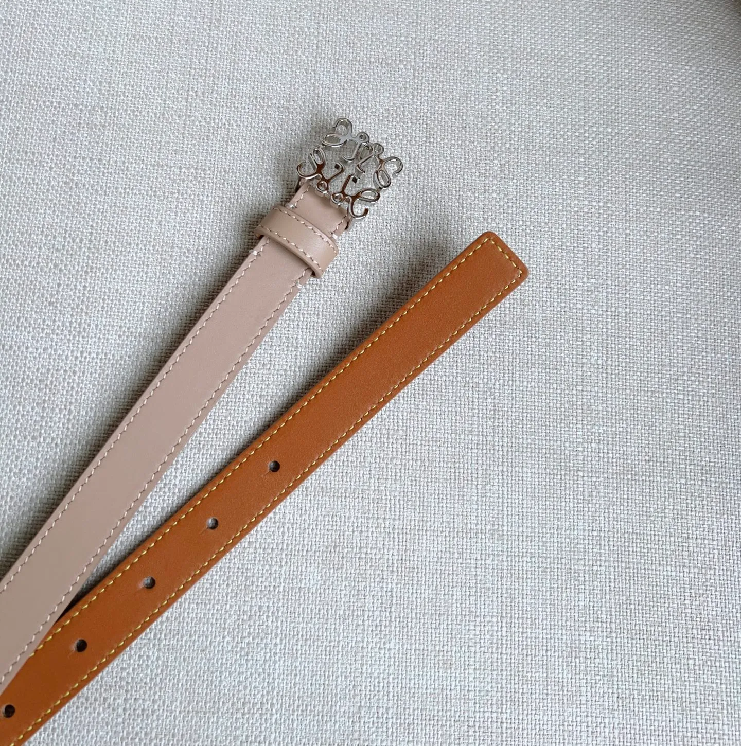 💰440💰Full package💰 💍Purchase level LOEWE⚡️The latest belt of the same model at the counter [Celebration][Celebration] Made of smooth cow leather narrow belt with Anagram padlock pin buckle⚡️Excellent craftsmanship Personalized shape Exquisite material⚡️Width: 2.0cm