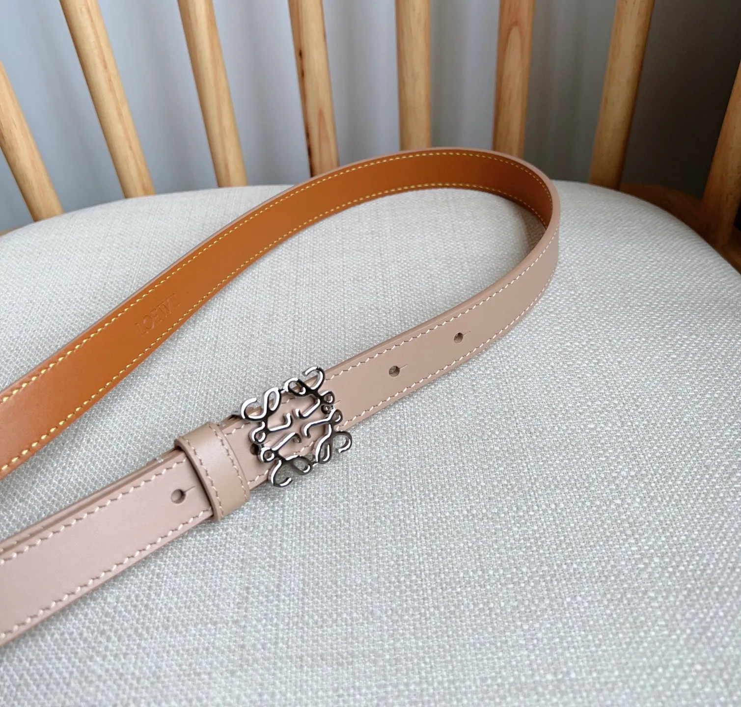 💰440💰Full package💰 💍Purchase level LOEWE⚡️The latest belt of the same model at the counter [Celebration][Celebration] Made of smooth cow leather narrow belt with Anagram padlock pin buckle⚡️Excellent craftsmanship Personalized shape Exquisite material⚡️Width: 2.0cm