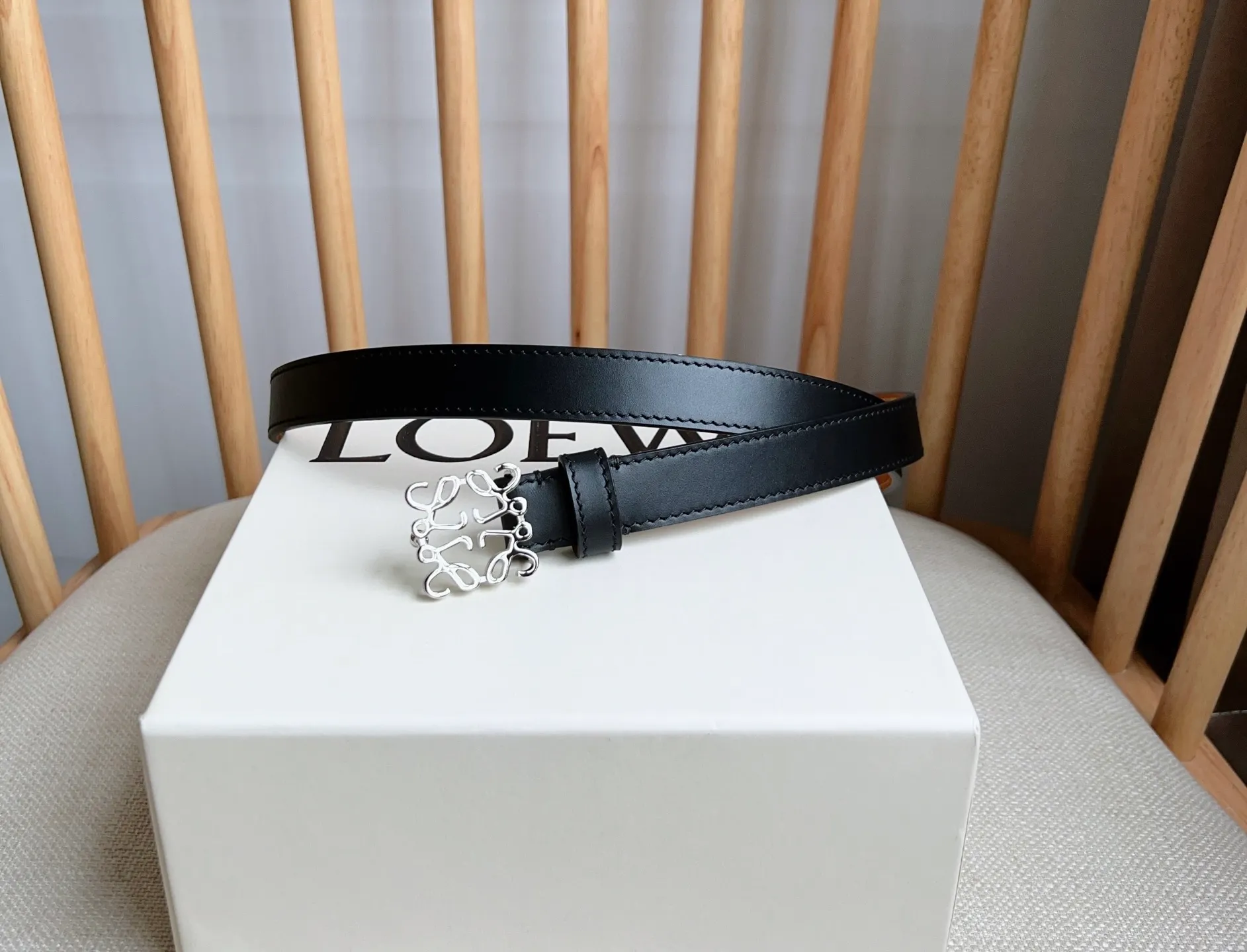 💰440💰Full package💰 💍Purchase level LOEWE⚡️The latest belt of the same model at the counter [Celebration][Celebration] Made of smooth cow leather narrow belt with Anagram padlock pin buckle⚡️Excellent craftsmanship Personalized shape Exquisite material⚡️Width: 2.0cm