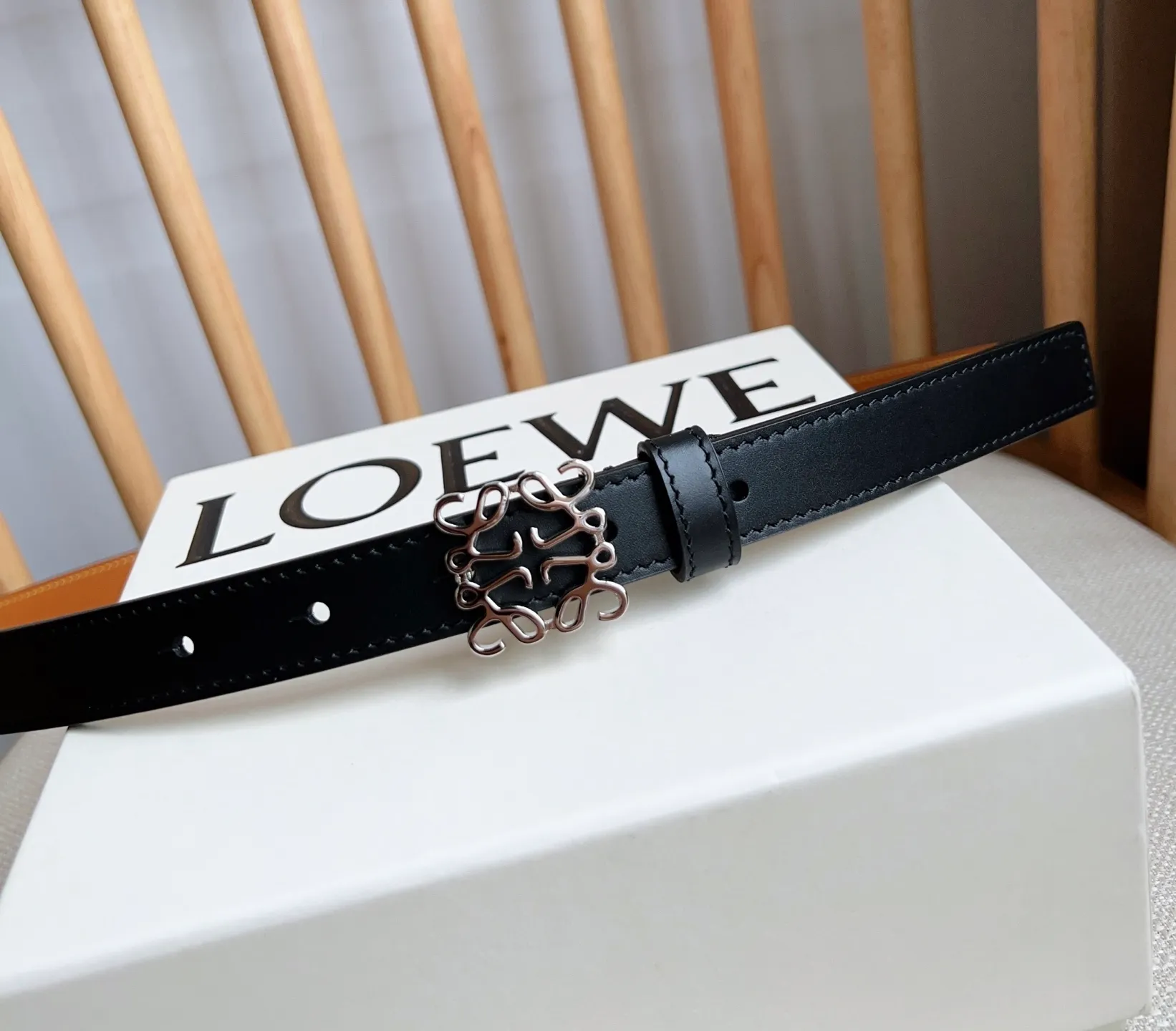 💰440💰Full package💰 💍Purchase level LOEWE⚡️The latest belt of the same model at the counter [Celebration][Celebration] Made of smooth cow leather narrow belt with Anagram padlock pin buckle⚡️Excellent craftsmanship Personalized shape Exquisite material⚡️Width: 2.0cm