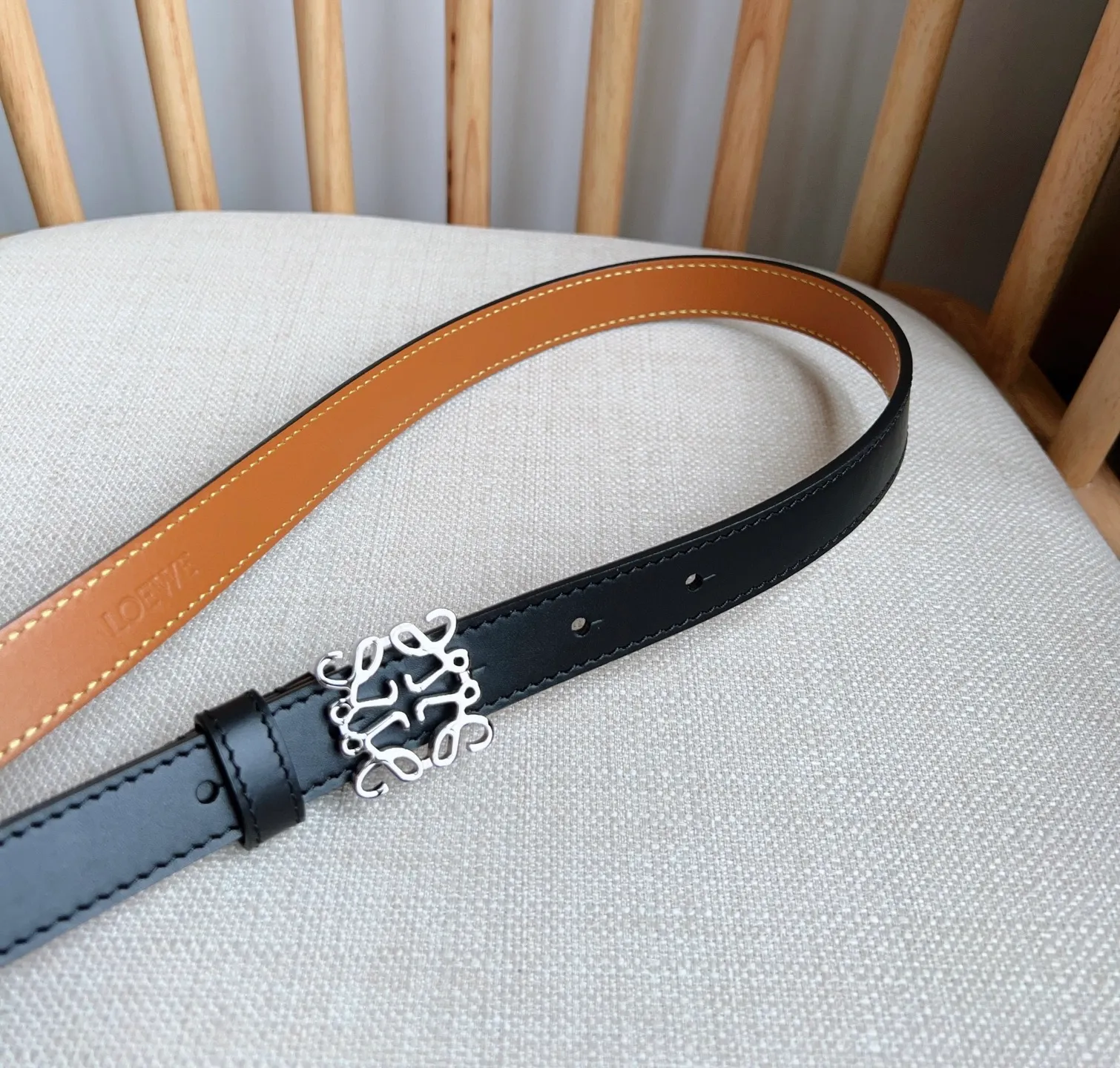 💰440💰Full package💰 💍Purchase level LOEWE⚡️The latest belt of the same model at the counter [Celebration][Celebration] Made of smooth cow leather narrow belt with Anagram padlock pin buckle⚡️Excellent craftsmanship Personalized shape Exquisite material⚡️Width: 2.0cm