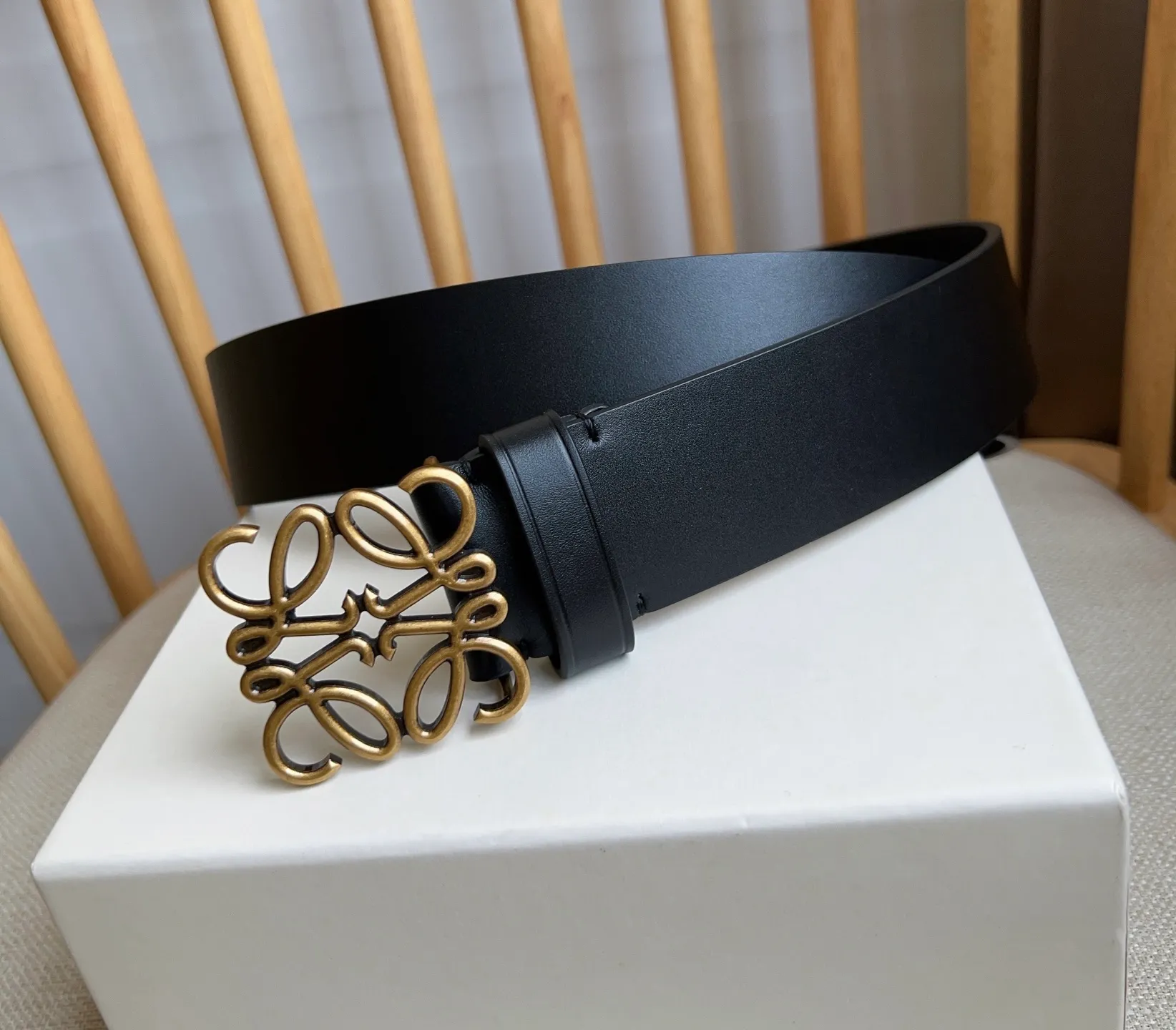 💰480💰Full package💰 💍Purchasing-grade LOEWE counter's latest belt of the same style [Celebration][Celebration] Made of smooth cow leather belt, equipped with LOEWE Anagram pin buckle five-hole adjustment, excellent craftsmanship, personalized shape, exquisite material, width: 4.0cm
