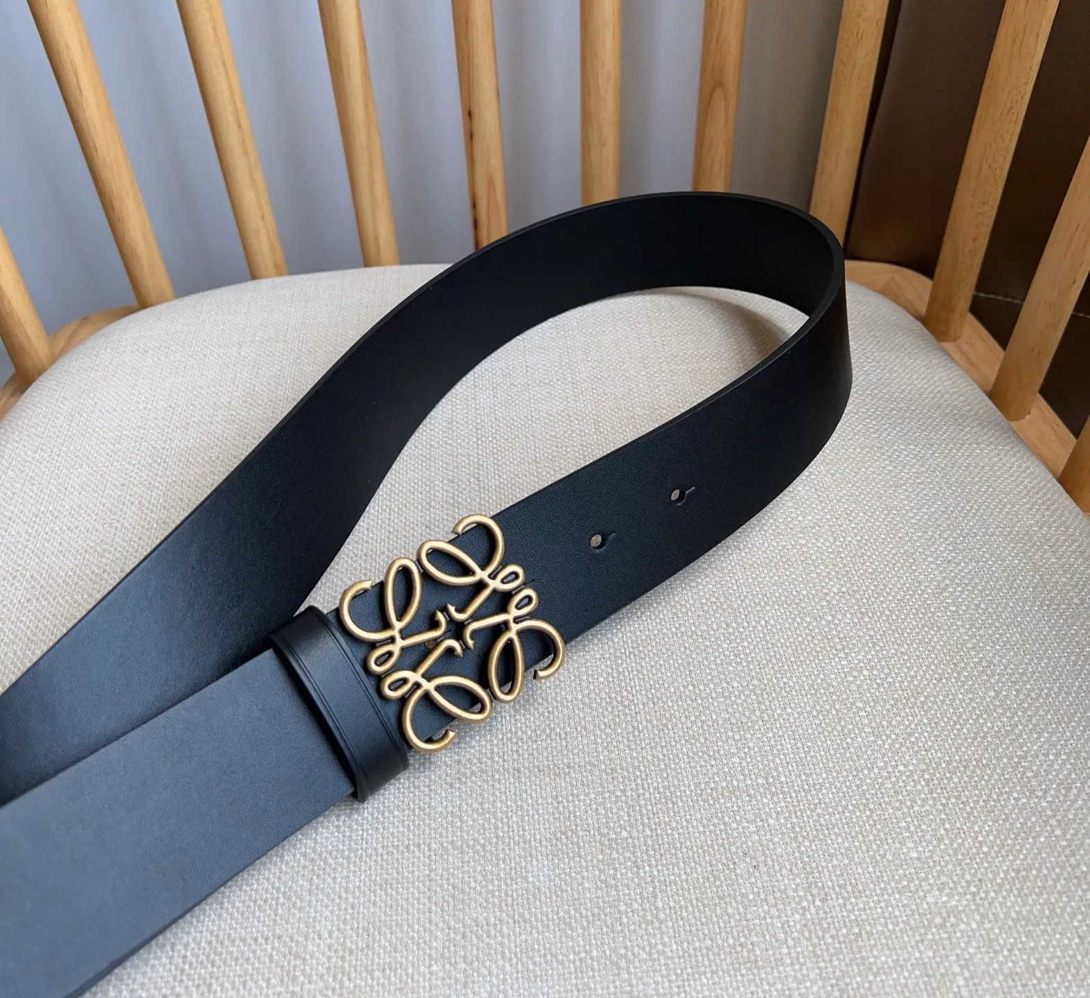 💰480💰Full package💰 💍Purchasing-grade LOEWE counter's latest belt of the same style [Celebration][Celebration] Made of smooth cow leather belt, equipped with LOEWE Anagram pin buckle five-hole adjustment, excellent craftsmanship, personalized shape, exquisite material, width: 4.0cm