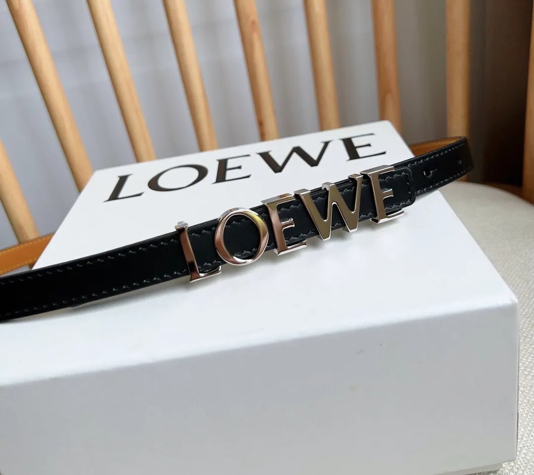 💰440💰Complete package💰 💍Purchasing-grade LOEWE counter latest belt of the same style [Celebration][Celebration] Made of smooth cow leather belt decorated with metal LOEWE belt buckle five-hole adjustment Excellent craftsmanship Personalized shape Exquisite material Width: 1.5cm