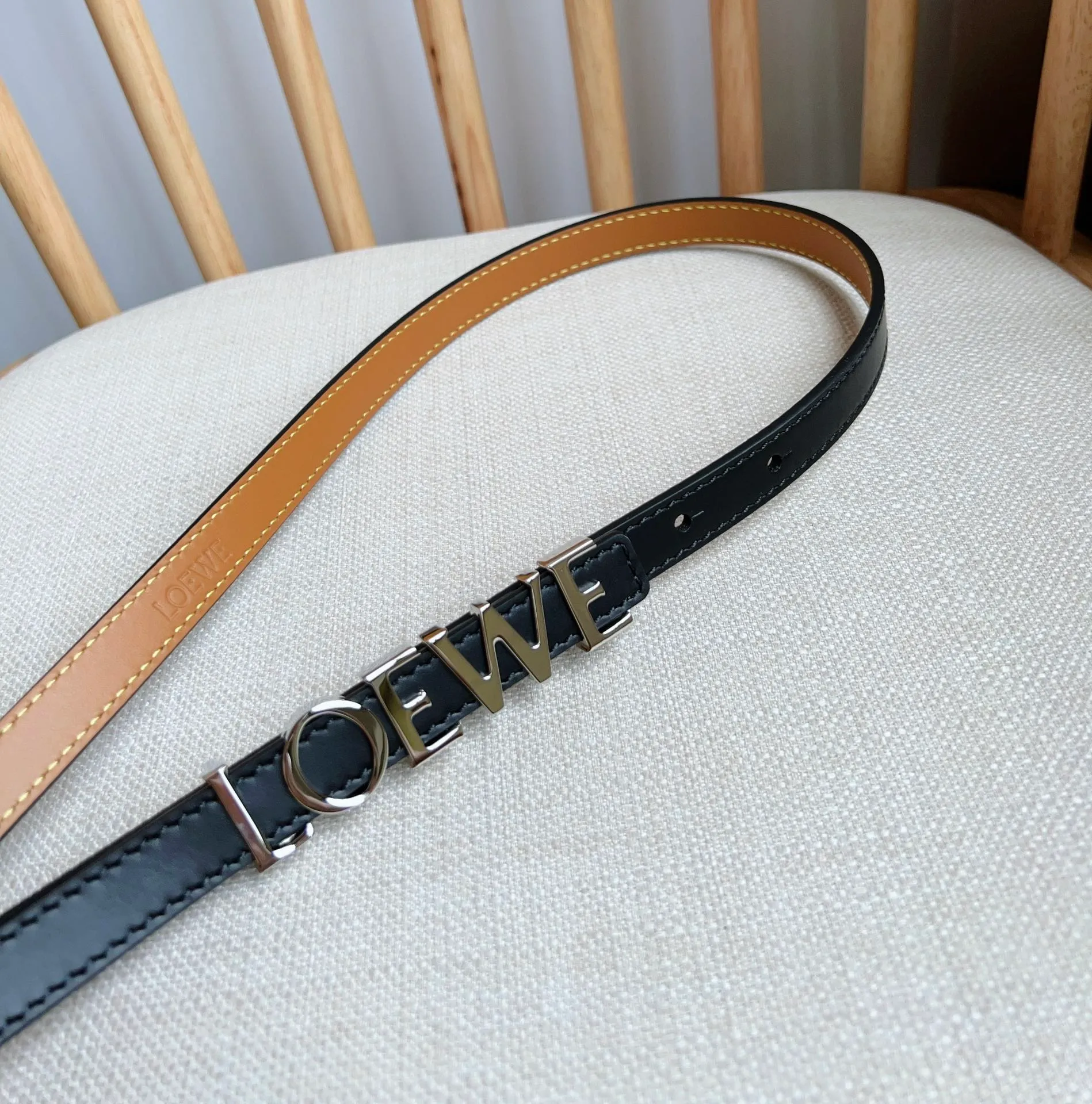 💰440💰Complete package💰 💍Purchasing-grade LOEWE counter latest belt of the same style [Celebration][Celebration] Made of smooth cow leather belt decorated with metal LOEWE belt buckle five-hole adjustment Excellent craftsmanship Personalized shape Exquisite material Width: 1.5cm