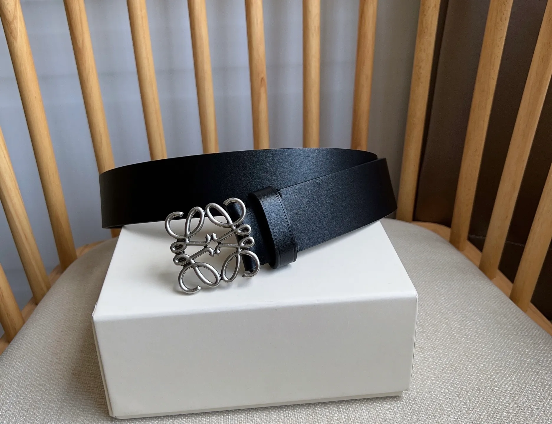 💰480💰Full package💰 💍Purchasing-grade LOEWE counter's latest belt of the same style [Celebration][Celebration] Made of smooth cow leather belt, equipped with LOEWE Anagram pin buckle five-hole adjustment, excellent craftsmanship, personalized shape, exquisite material, width: 4.0cm