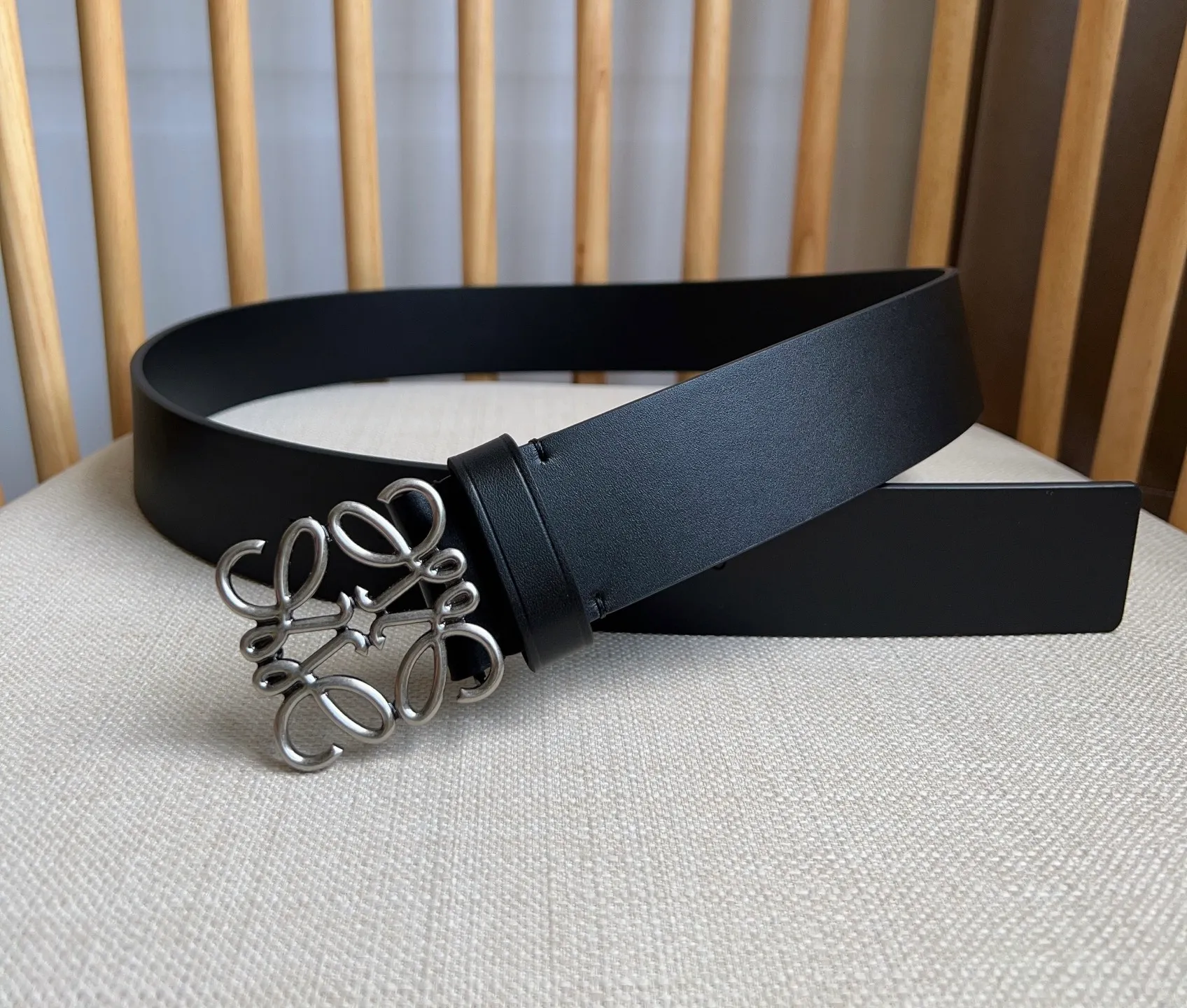 💰480💰Full package💰 💍Purchasing-grade LOEWE counter's latest belt of the same style [Celebration][Celebration] Made of smooth cow leather belt, equipped with LOEWE Anagram pin buckle five-hole adjustment, excellent craftsmanship, personalized shape, exquisite material, width: 4.0cm