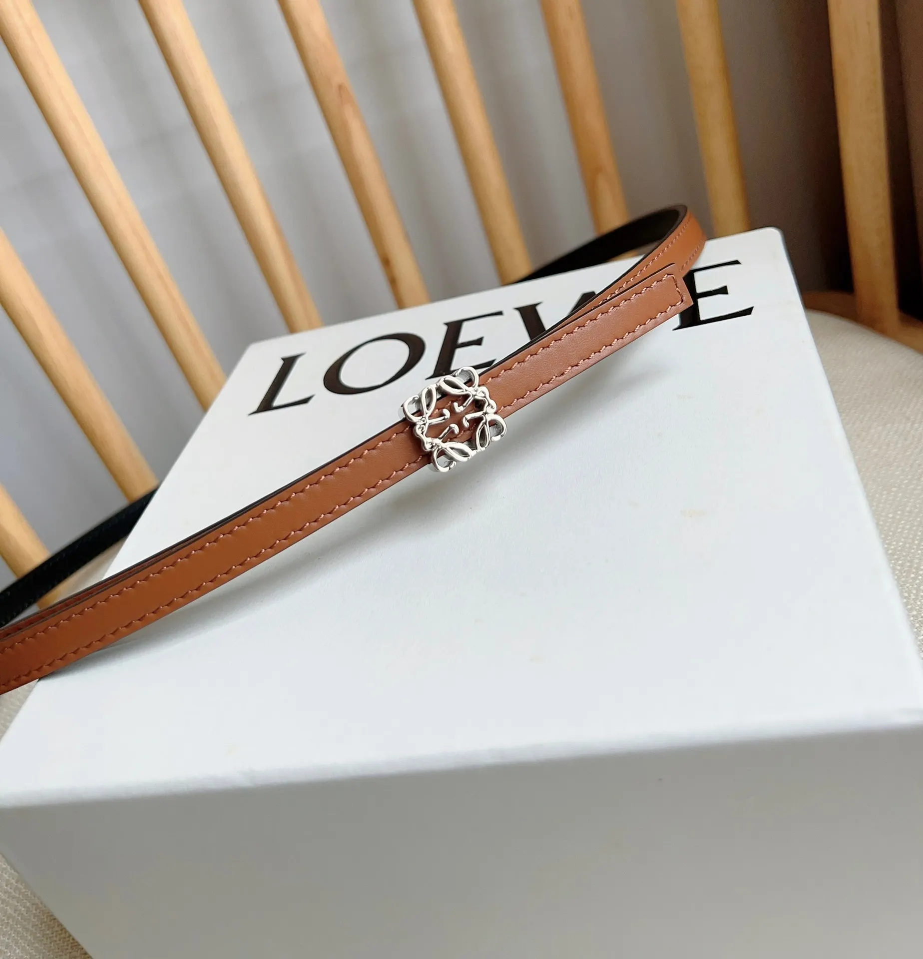 💰440💰Complete package💰 💍Purchasing-grade LOEWE counter's latest belt of the same style [Celebration][Celebration] Made of smooth cow leather double-sided belt, bright Anagram cube pin buckle, five-hole adjustment, excellent craftsmanship, personalized shape, exquisite material, width: 1.0cm