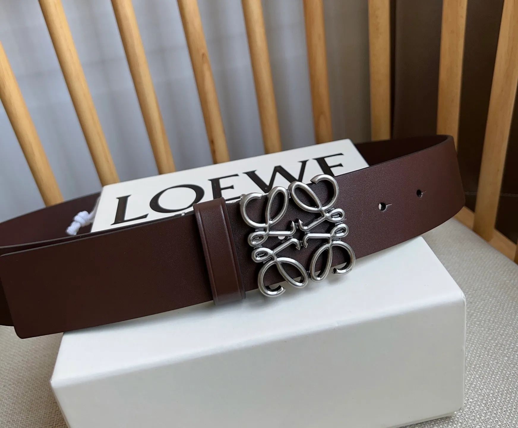 💰480💰Full package💰 💍Purchasing-grade LOEWE counter's latest belt of the same style [Celebration][Celebration] Made of smooth cow leather belt, equipped with LOEWE Anagram pin buckle five-hole adjustment, excellent craftsmanship, personalized shape, exquisite material, width: 4.0cm