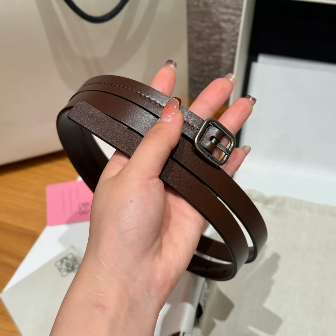 💰440💰Full package💰 💍Purchase level LOEWE⚡️🌹Classic cow leather soft belt Vegetable-tanned classic cow leather soft belt, equipped with LOEWE engraved buckle, the leather has been treated. It will age naturally and show its luster over time. Five-hole adjustment. Width 1.5cm