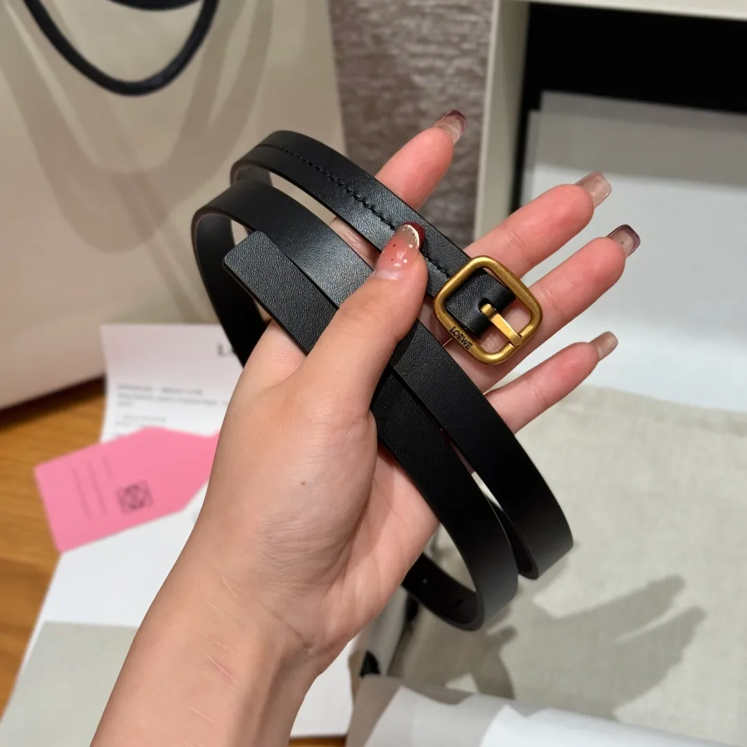 💰440💰Full package💰 💍Purchase level LOEWE⚡️🌹Classic cow leather soft belt Vegetable-tanned classic cow leather soft belt, equipped with LOEWE engraved buckle, the leather has been treated. It will age naturally and show its luster over time. Five-hole adjustment. Width 1.5cm