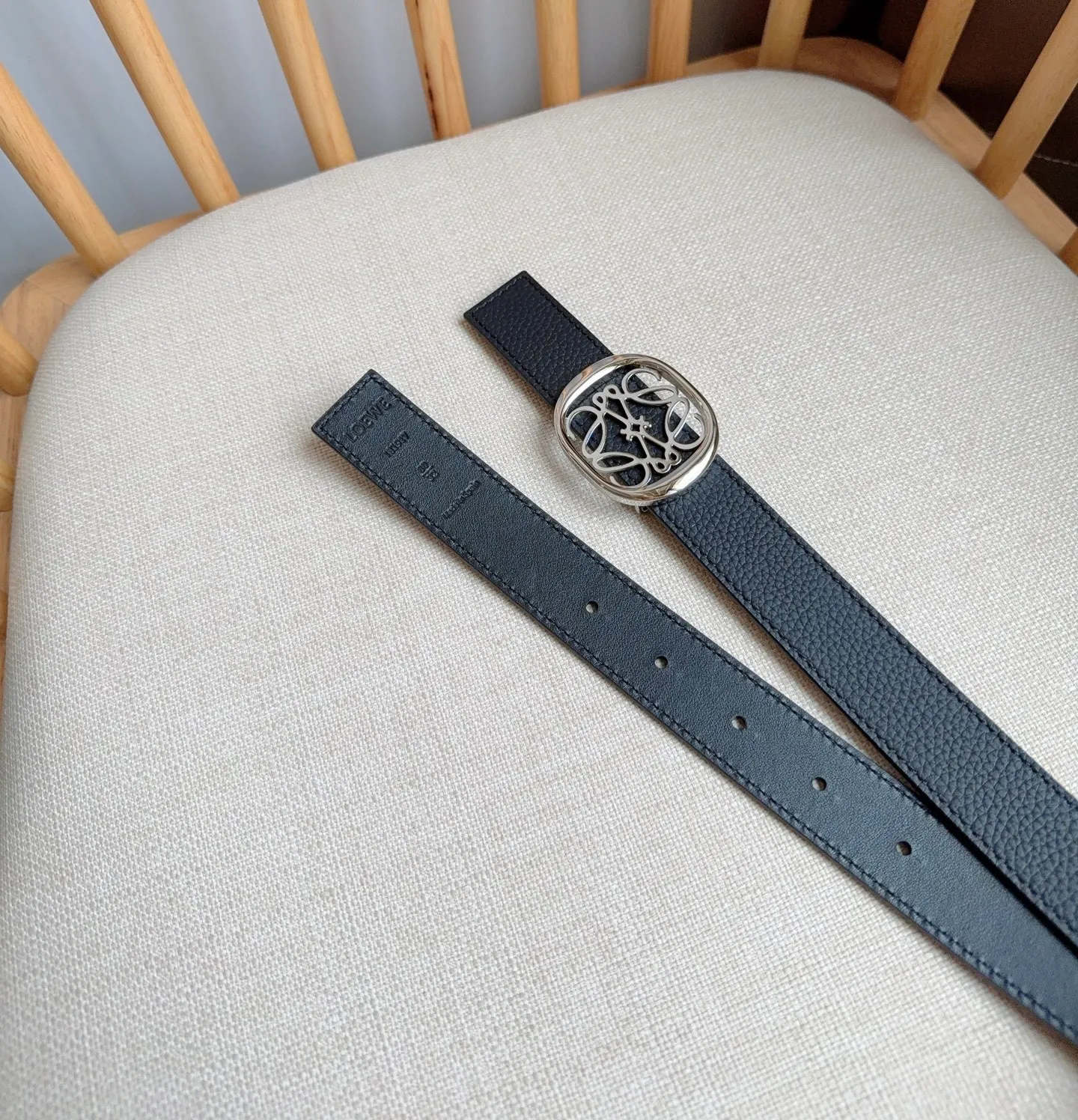 💰440💰Full package💰 💍Purchasing-grade LOEWE counter’s latest belt of the same style [Celebration][Celebration] The belt is made of soft grained cow leather and smooth cow leather. Equipped with LOEWE Anagram pin buckle. Excellent craftsmanship. Personalized shape. Exquisite material. Width: 2.8cm.
