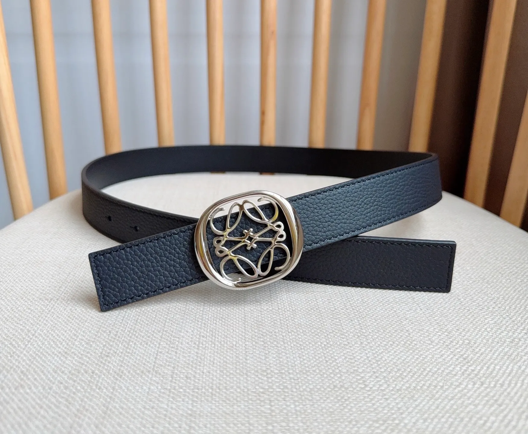 💰440💰Full package💰 💍Purchasing-grade LOEWE counter’s latest belt of the same style [Celebration][Celebration] The belt is made of soft grained cow leather and smooth cow leather. Equipped with LOEWE Anagram pin buckle. Excellent craftsmanship. Personalized shape. Exquisite material. Width: 2.8cm.