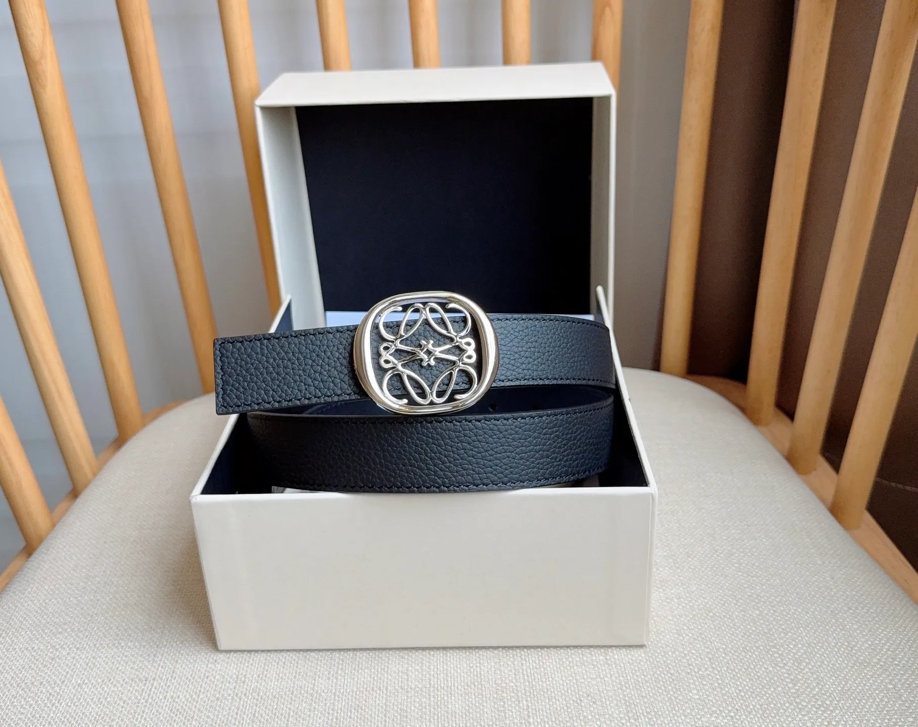 💰440💰Full package💰 💍Purchasing-grade LOEWE counter’s latest belt of the same style [Celebration][Celebration] The belt is made of soft grained cow leather and smooth cow leather. Equipped with LOEWE Anagram pin buckle. Excellent craftsmanship. Personalized shape. Exquisite material. Width: 2.8cm.