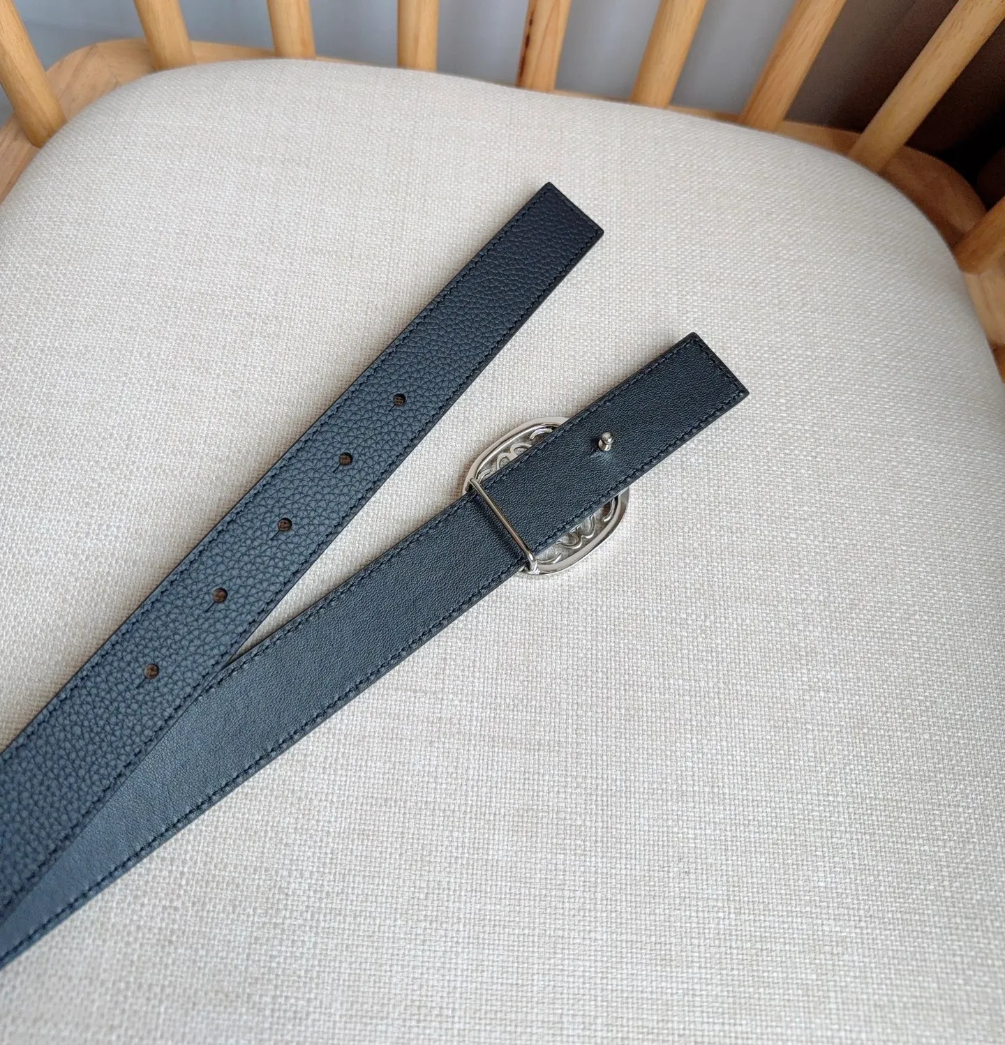 💰440💰Full package💰 💍Purchasing-grade LOEWE counter’s latest belt of the same style [Celebration][Celebration] The belt is made of soft grained cow leather and smooth cow leather. Equipped with LOEWE Anagram pin buckle. Excellent craftsmanship. Personalized shape. Exquisite material. Width: 2.8cm.