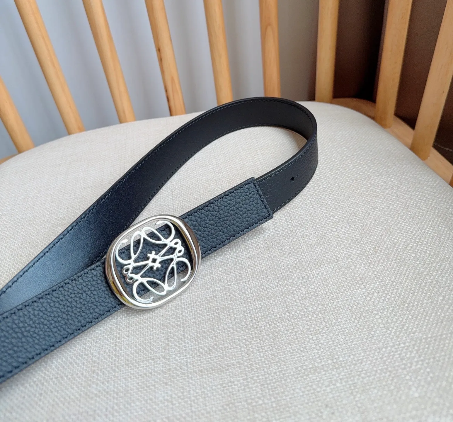 💰440💰Full package💰 💍Purchasing-grade LOEWE counter’s latest belt of the same style [Celebration][Celebration] The belt is made of soft grained cow leather and smooth cow leather. Equipped with LOEWE Anagram pin buckle. Excellent craftsmanship. Personalized shape. Exquisite material. Width: 2.8cm.