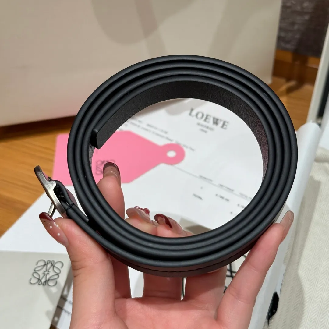💰440💰Full package💰 💍Purchase level LOEWE⚡️🌹Classic cow leather soft belt Vegetable-tanned classic cow leather soft belt, equipped with LOEWE engraved buckle, the leather has been treated. It will age naturally and show its luster over time. Five-hole adjustment. Width 1.5cm