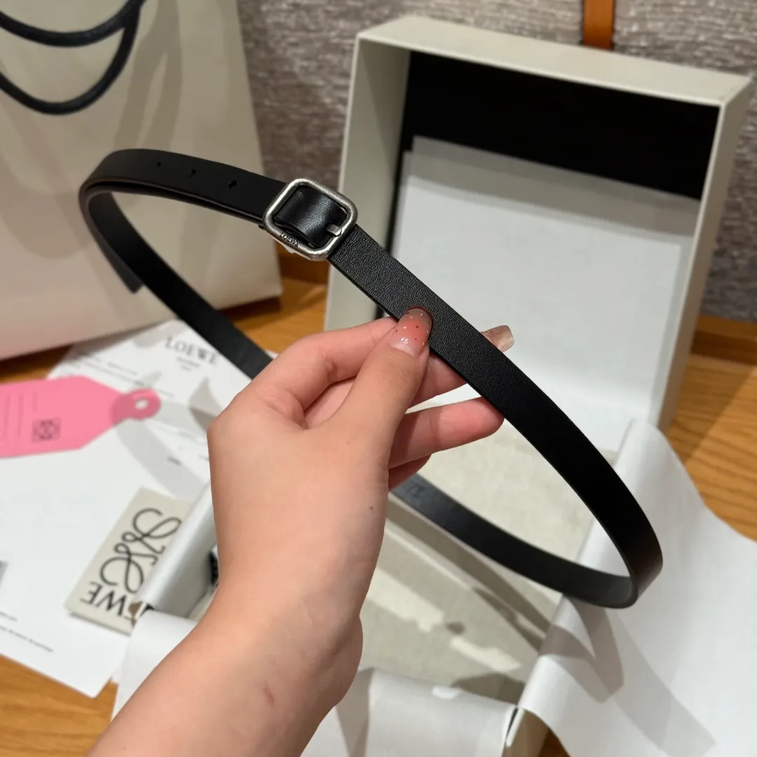 💰440💰Full package💰 💍Purchase level LOEWE⚡️🌹Classic cow leather soft belt Vegetable-tanned classic cow leather soft belt, equipped with LOEWE engraved buckle, the leather has been treated. It will age naturally and show its luster over time. Five-hole adjustment. Width 1.5cm