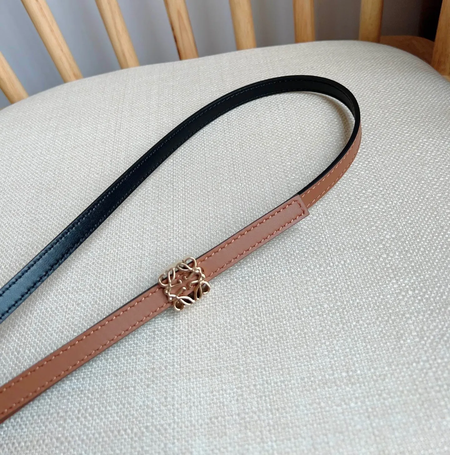 💰440💰Complete package💰 💍Purchasing-grade LOEWE counter's latest belt of the same style [Celebration][Celebration] Made of smooth cow leather double-sided belt, bright Anagram cube pin buckle, five-hole adjustment, excellent craftsmanship, personalized shape, exquisite material, width: 1.0cm