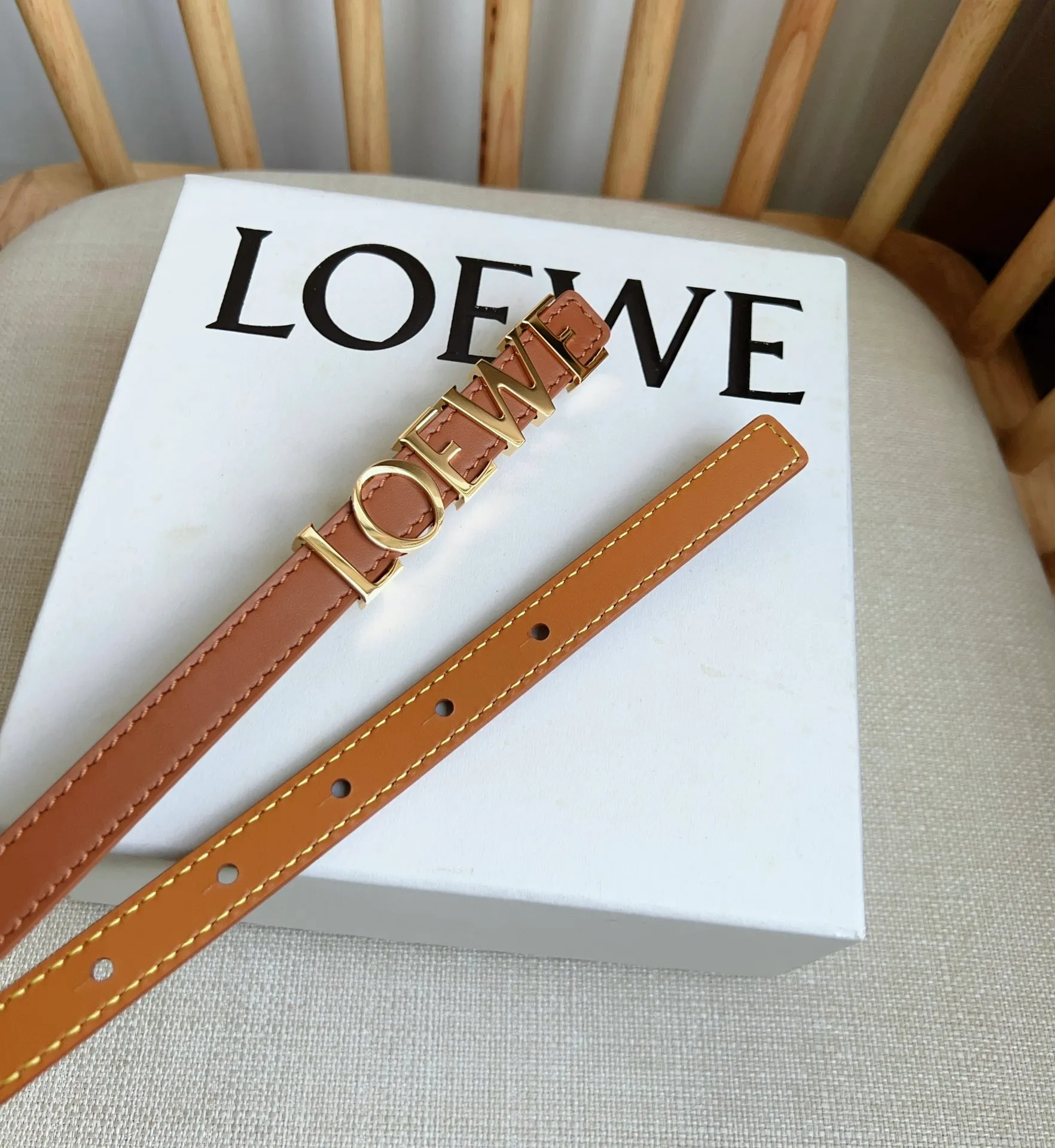 💰440💰Complete package💰 💍Purchasing-grade LOEWE counter latest belt of the same style [Celebration][Celebration] Made of smooth cow leather belt decorated with metal LOEWE belt buckle five-hole adjustment Excellent craftsmanship Personalized shape Exquisite material Width: 1.5cm