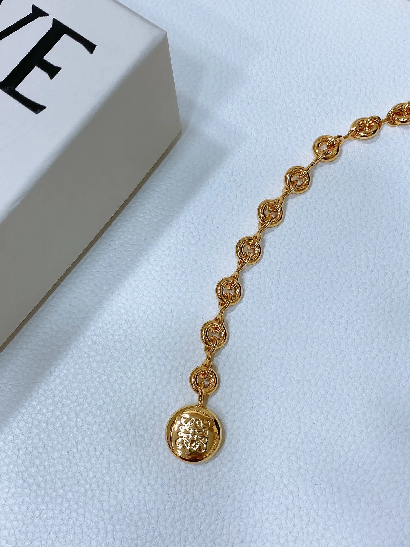 💰460💰Full package💰 💍Purchasing-grade Loewe Brass Donut Chain Belt Adjustable gold-finished brass donut chain belt, decorated with iconic Anagram pebble pattern decoration. 100cm total length