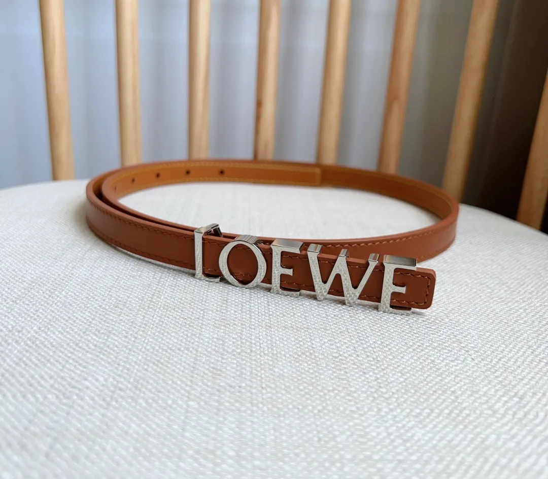 💰440💰Complete package💰 💍Purchasing-grade LOEWE counter latest belt of the same style [Celebration][Celebration] Made of smooth cow leather belt decorated with metal LOEWE belt buckle five-hole adjustment Excellent craftsmanship Personalized shape Exquisite material Width: 1.5cm