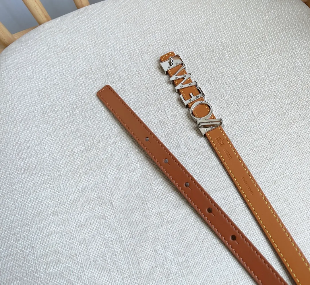 💰440💰Complete package💰 💍Purchasing-grade LOEWE counter latest belt of the same style [Celebration][Celebration] Made of smooth cow leather belt decorated with metal LOEWE belt buckle five-hole adjustment Excellent craftsmanship Personalized shape Exquisite material Width: 1.5cm