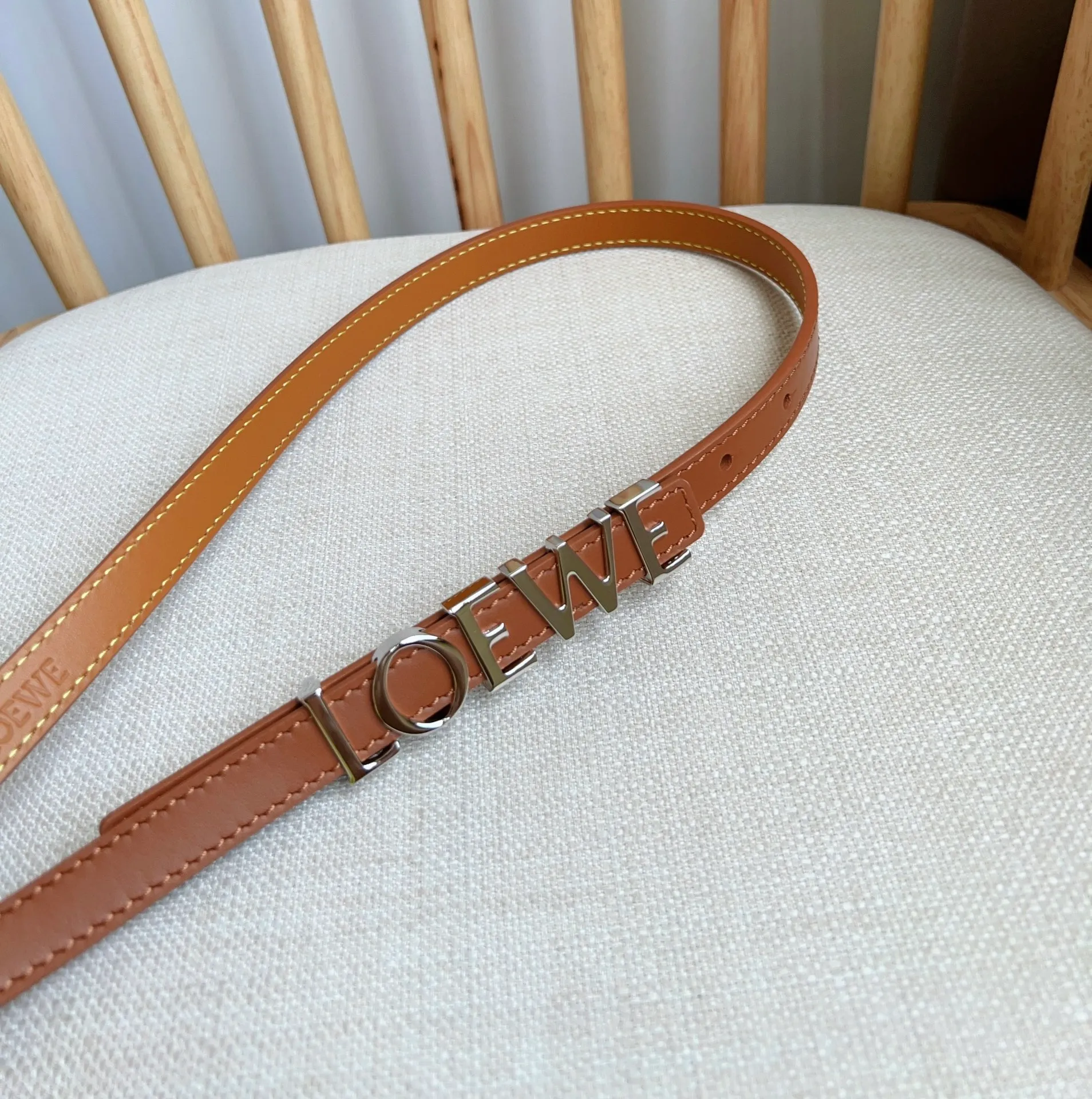 💰440💰Complete package💰 💍Purchasing-grade LOEWE counter latest belt of the same style [Celebration][Celebration] Made of smooth cow leather belt decorated with metal LOEWE belt buckle five-hole adjustment Excellent craftsmanship Personalized shape Exquisite material Width: 1.5cm