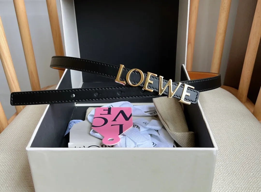 💰440💰Complete package💰 💍Purchasing-grade LOEWE counter latest belt of the same style [Celebration][Celebration] Made of smooth cow leather belt decorated with metal LOEWE belt buckle five-hole adjustment Excellent craftsmanship Personalized shape Exquisite material Width: 1.5cm