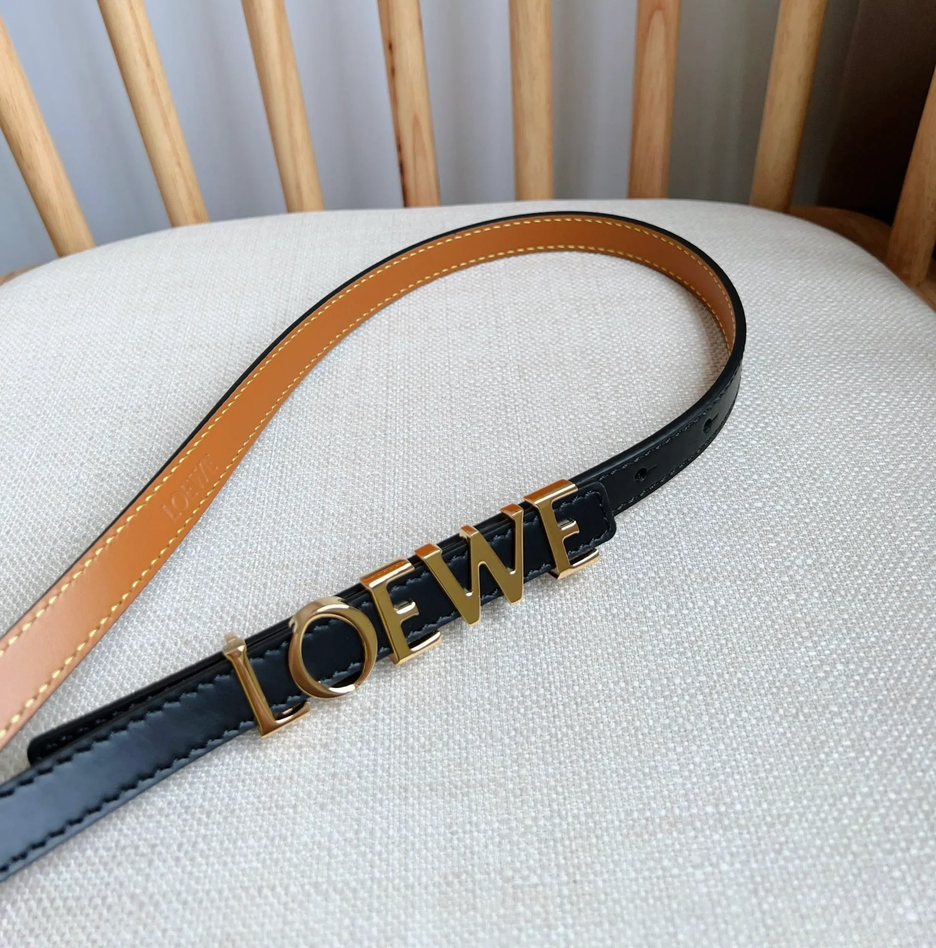 💰440💰Complete package💰 💍Purchasing-grade LOEWE counter latest belt of the same style [Celebration][Celebration] Made of smooth cow leather belt decorated with metal LOEWE belt buckle five-hole adjustment Excellent craftsmanship Personalized shape Exquisite material Width: 1.5cm