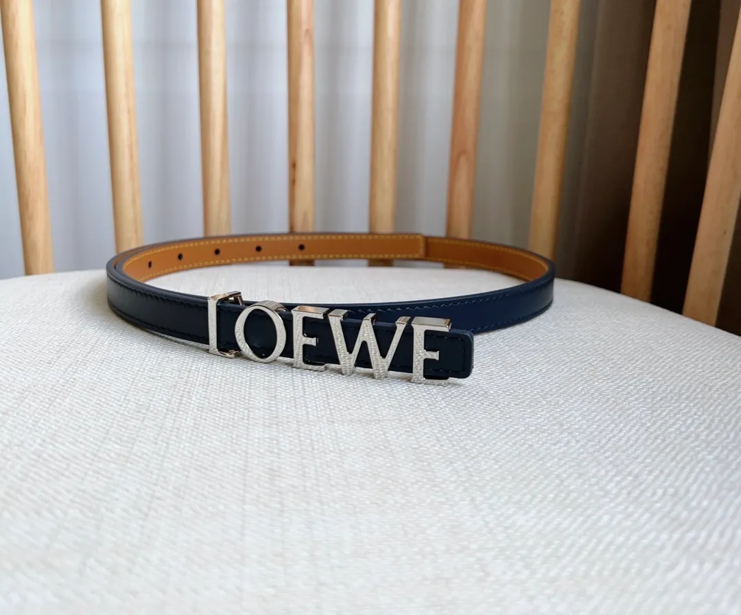 💰440💰Complete package💰 💍Purchasing-grade LOEWE counter latest belt of the same style [Celebration][Celebration] Made of smooth cow leather belt decorated with metal LOEWE belt buckle five-hole adjustment Excellent craftsmanship Personalized shape Exquisite material Width: 1.5cm