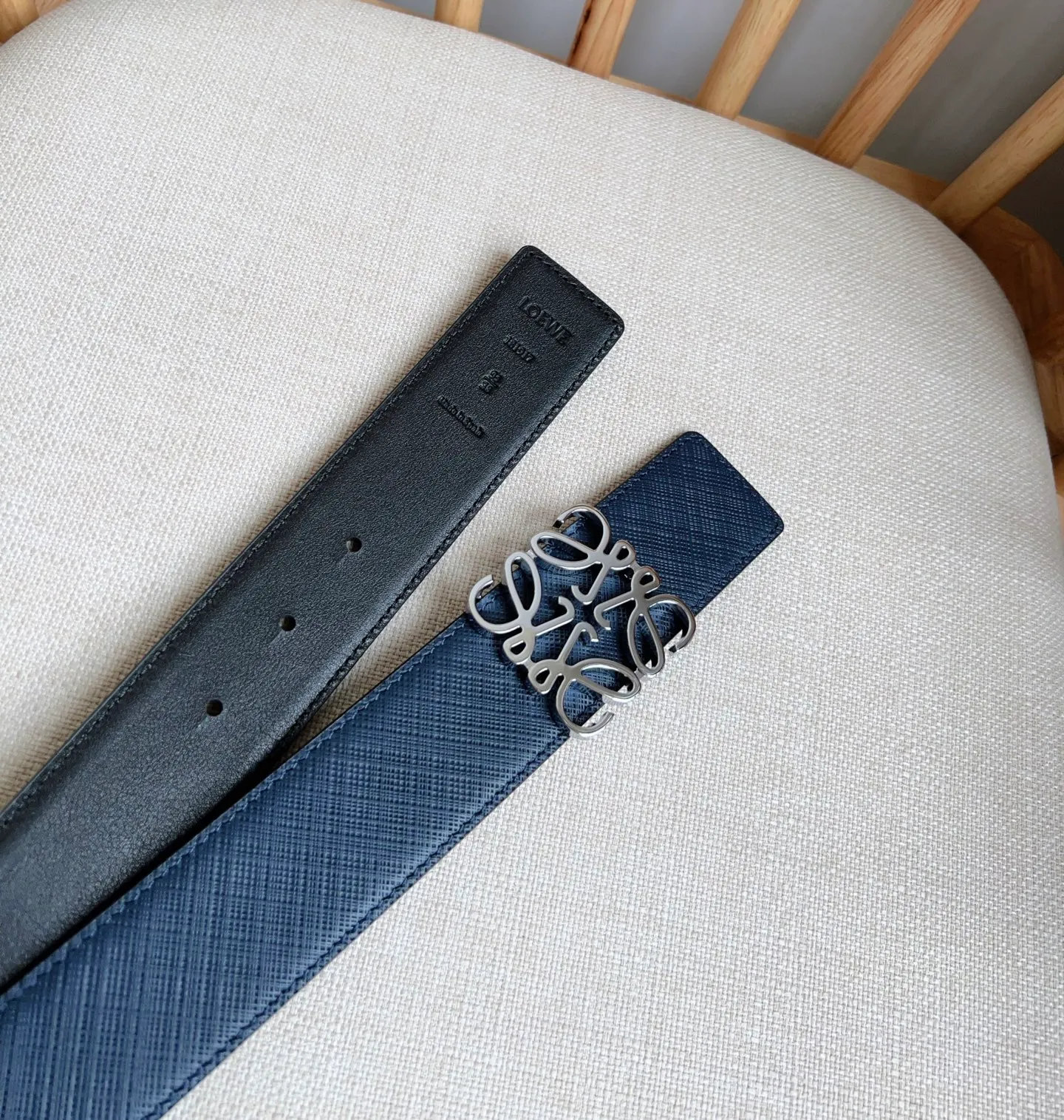 💰480💰Full package💰 💍Purchasing-grade LOEWE⚡️🌹The latest counter belt of the same style, double-sided first-layer cowhide⚡️🌹Simple shape and exquisite material quality, committed to creating fashionable products in different fields⚡️🌹Width: 4.0cm