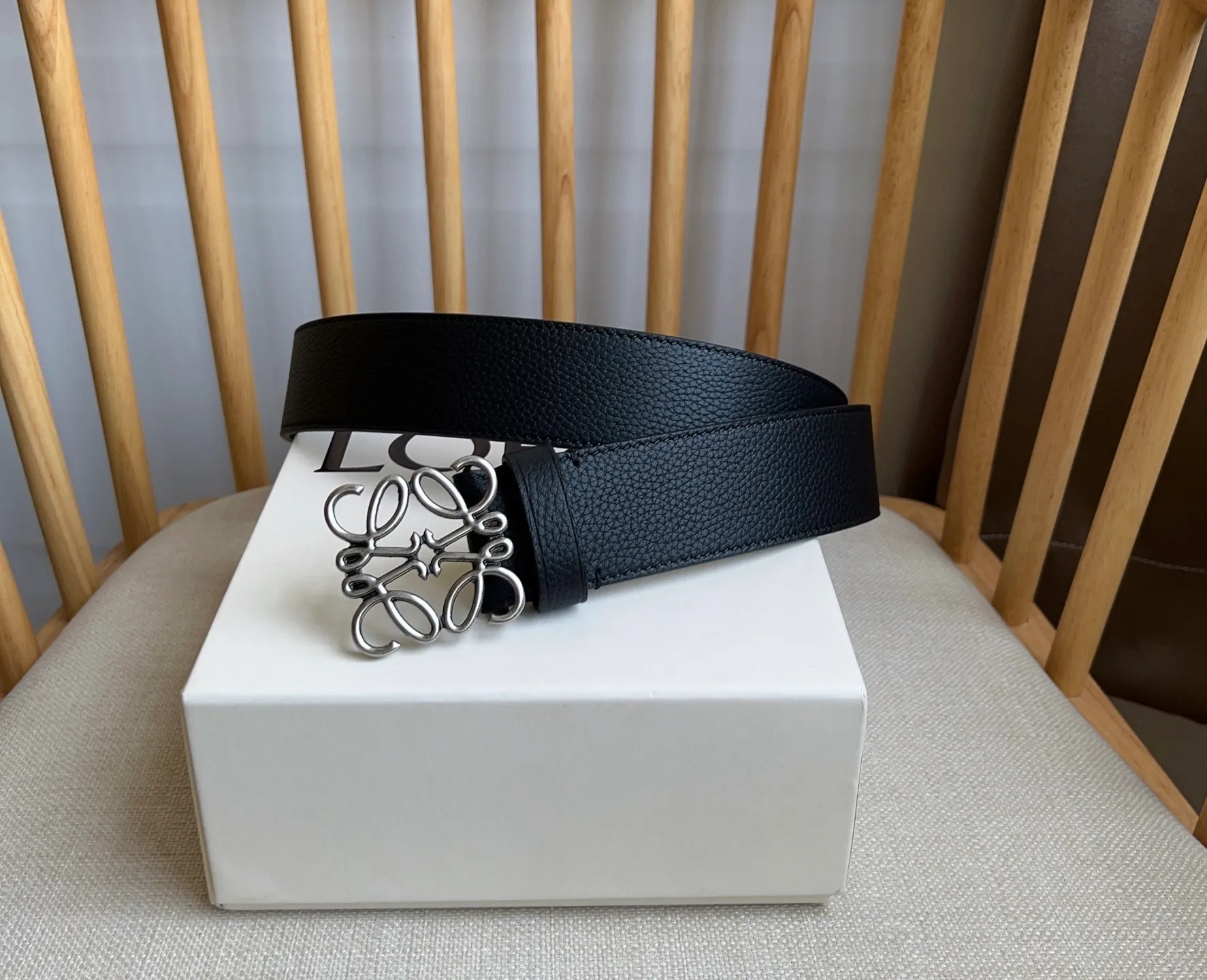💰480💰Full package💰 💍Purchasing-grade LOEWE counter's latest belt of the same style [Celebration][Celebration] Made of smooth cow leather belt, equipped with LOEWE Anagram pin buckle five-hole adjustment, excellent craftsmanship, personalized shape, exquisite material, width: 4.0cm