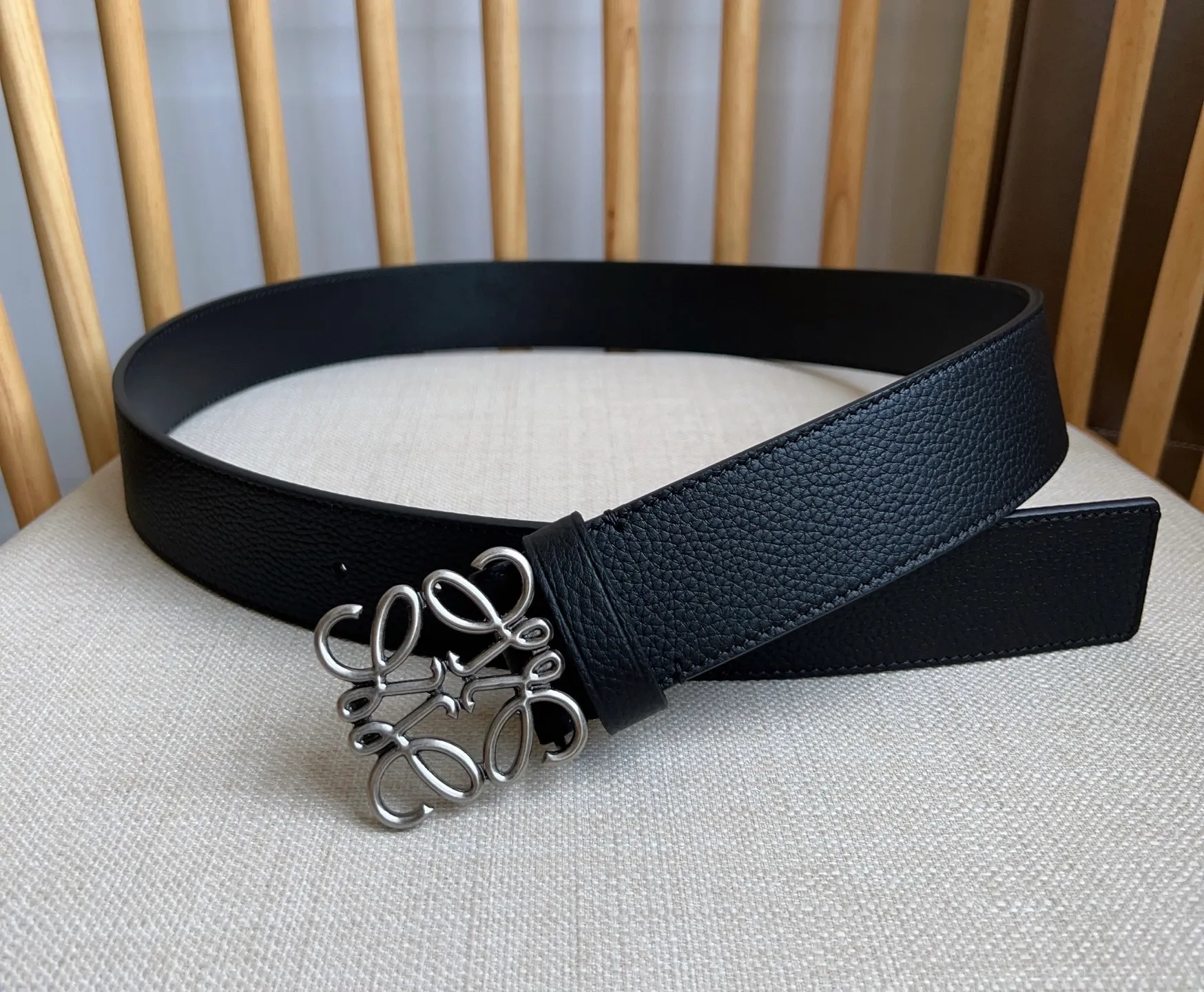 💰480💰Full package💰 💍Purchasing-grade LOEWE counter's latest belt of the same style [Celebration][Celebration] Made of smooth cow leather belt, equipped with LOEWE Anagram pin buckle five-hole adjustment, excellent craftsmanship, personalized shape, exquisite material, width: 4.0cm