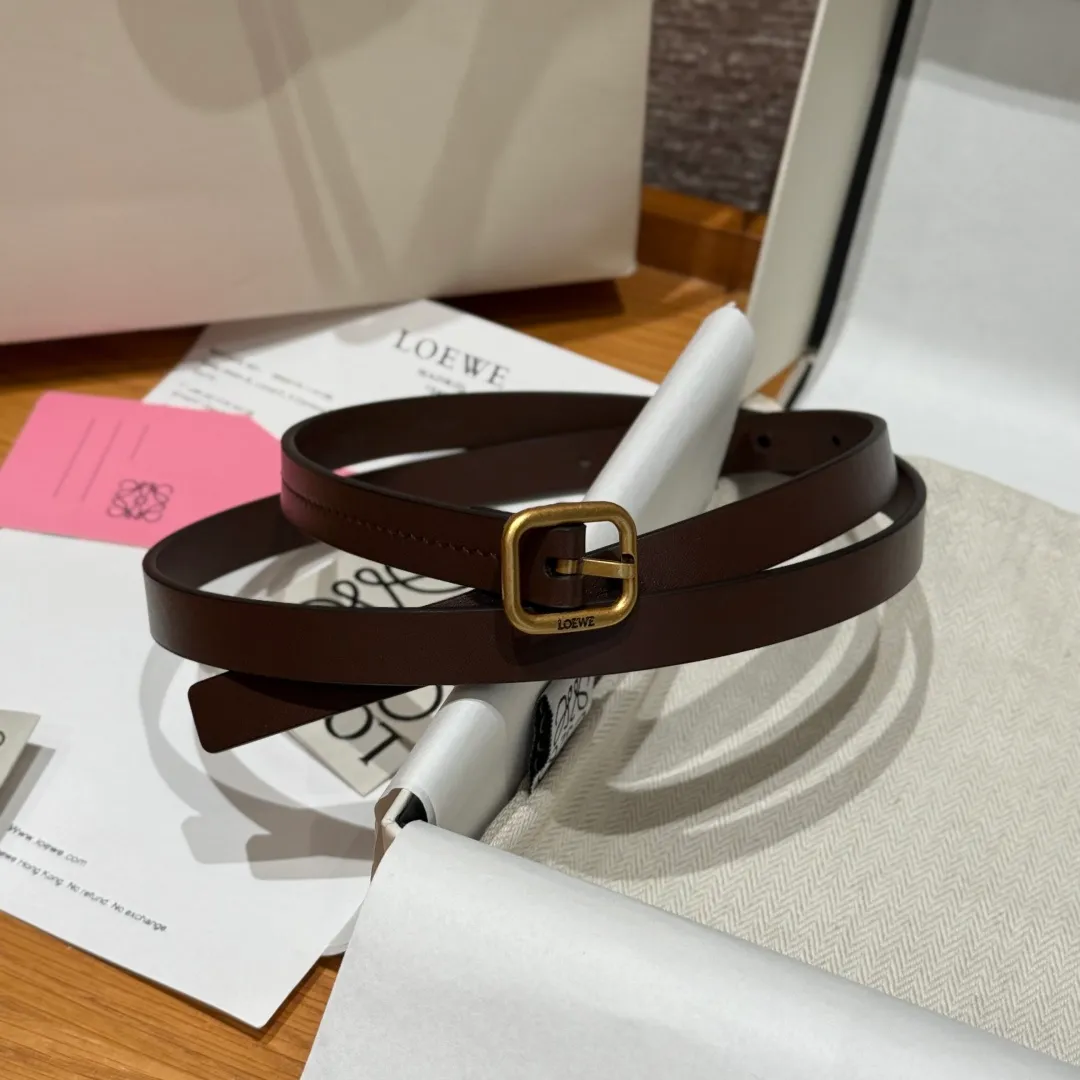 💰440💰Full package💰 💍Purchase level LOEWE⚡️🌹Classic cow leather soft belt Vegetable-tanned classic cow leather soft belt, equipped with LOEWE engraved buckle, the leather has been treated. It will age naturally and show its luster over time. Five-hole adjustment. Width 1.5cm