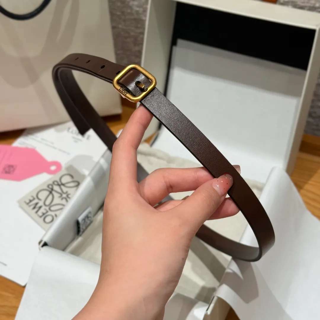 💰440💰Full package💰 💍Purchase level LOEWE⚡️🌹Classic cow leather soft belt Vegetable-tanned classic cow leather soft belt, equipped with LOEWE engraved buckle, the leather has been treated. It will age naturally and show its luster over time. Five-hole adjustment. Width 1.5cm
