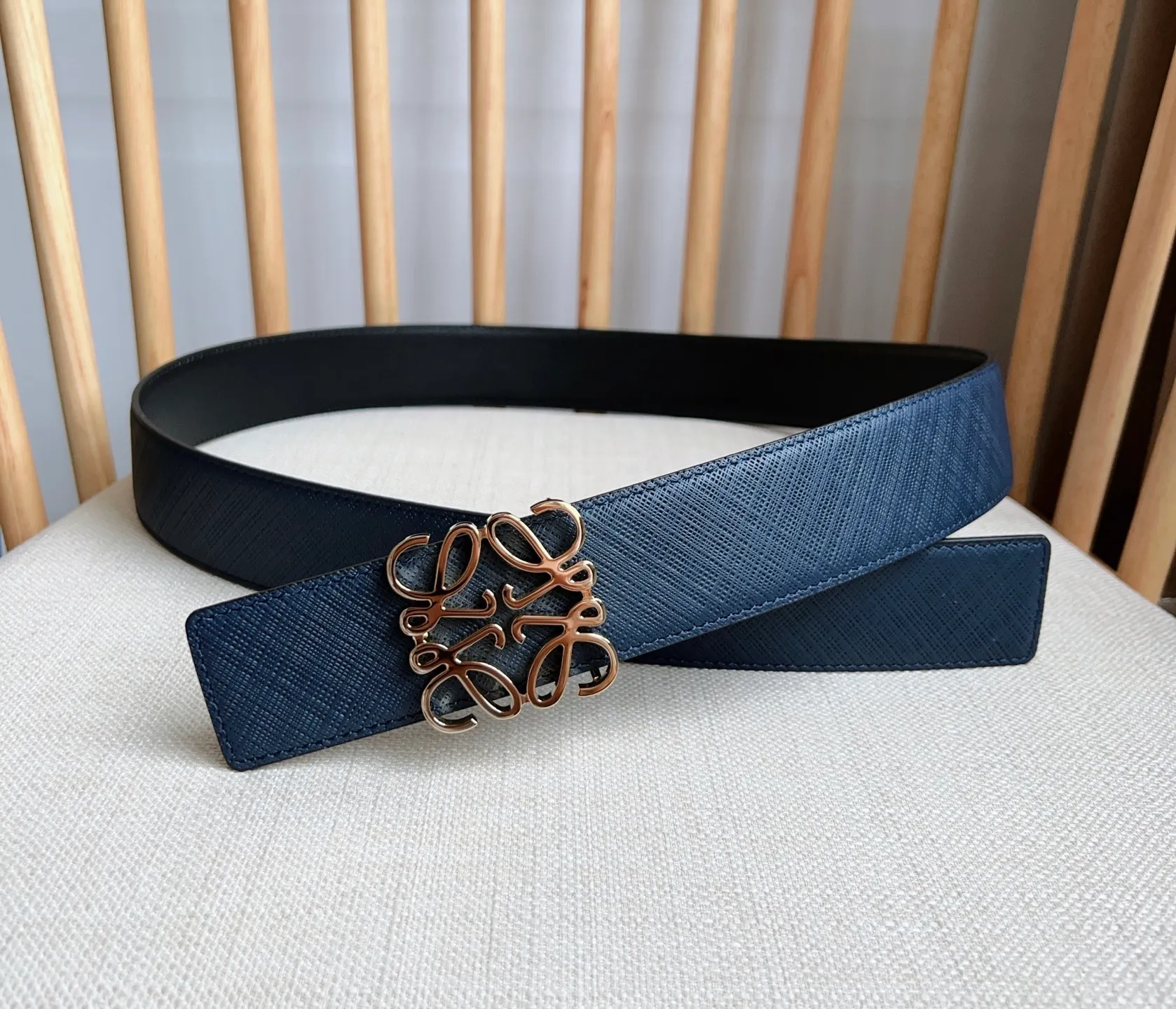 💰480💰Full package💰 💍Purchasing-grade LOEWE⚡️🌹The latest counter belt of the same style, double-sided first-layer cowhide⚡️🌹Simple shape and exquisite material quality, committed to creating fashionable products in different fields⚡️🌹Width: 4.0cm