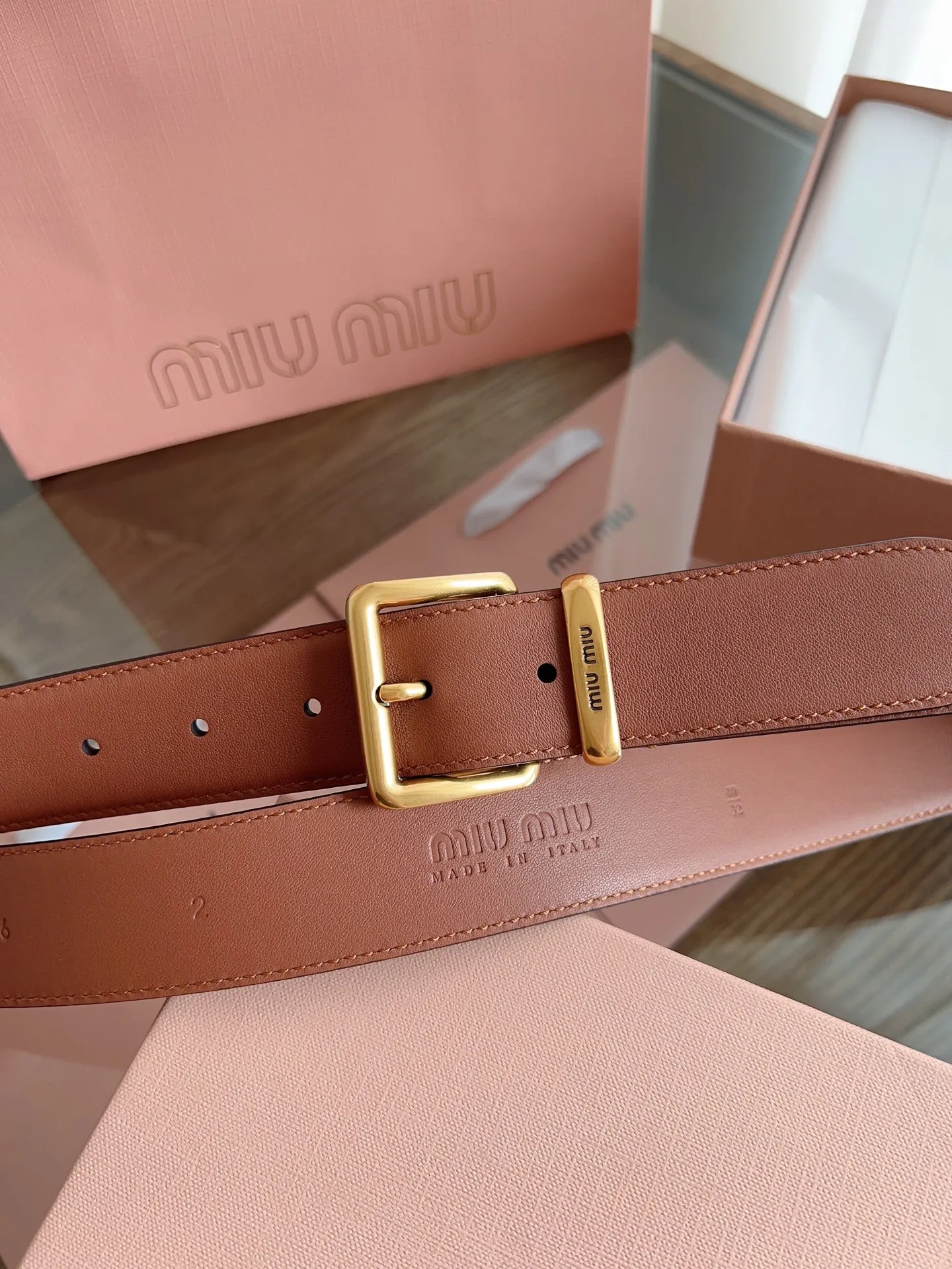 💰460💰Full package💰 💍Purchase level MiuMiu⚡️🌹Width 3.5cm No. 5CC536⚡️🌹Double-sided first-layer calfskin material, soft and comfortable leather⚡️🌹Original steel stamped logo on the back. Fine workmanship, with pure copper buckle (bronze, gold, silver)