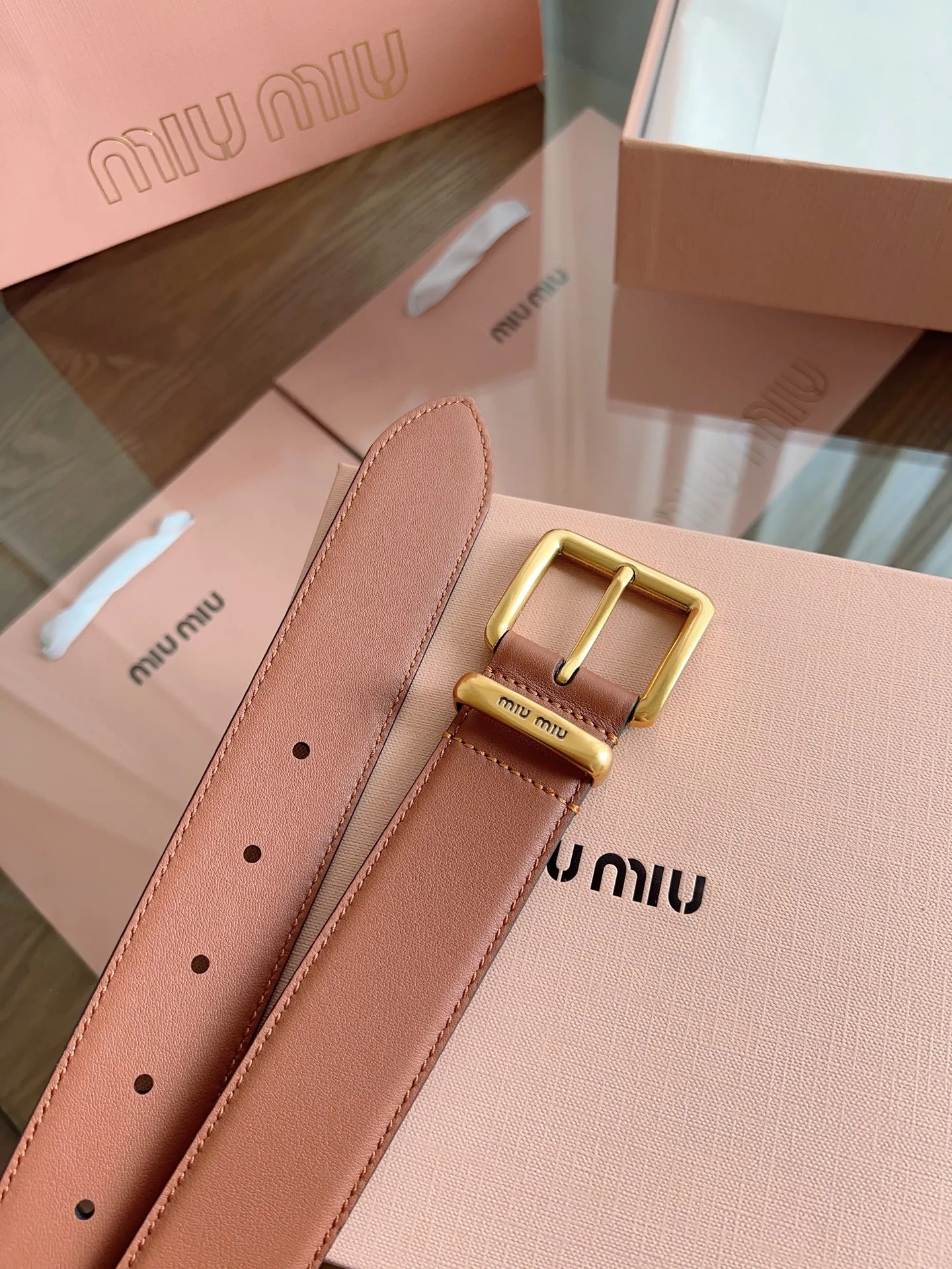 💰460💰Full package💰 💍Purchase level MiuMiu⚡️🌹Width 3.5cm No. 5CC536⚡️🌹Double-sided first-layer calfskin material, soft and comfortable leather⚡️🌹Original steel stamped logo on the back. Fine workmanship, with pure copper buckle (bronze, gold, silver)