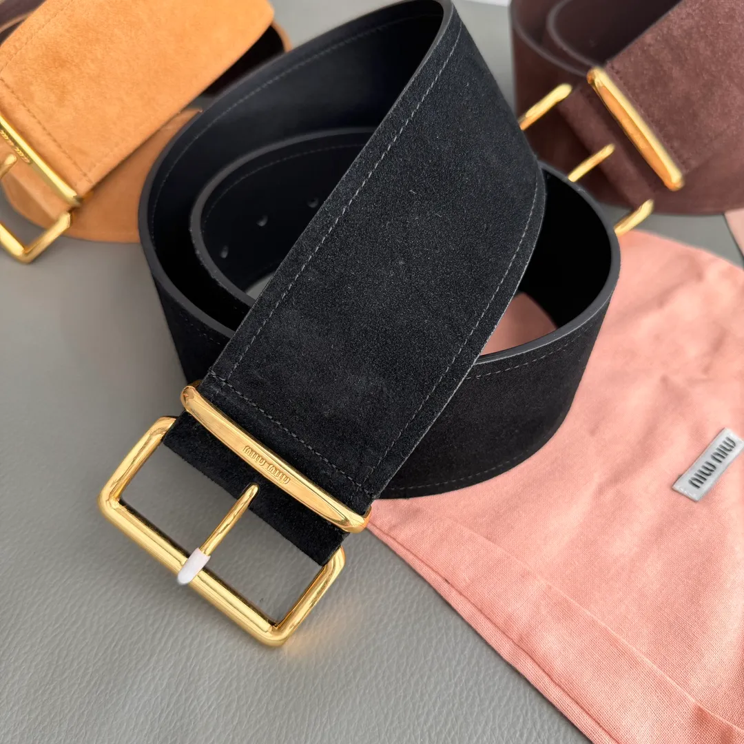 💰560💰Authentic packaging💰 💍Purchase grade Miu Miu 24 metal buckle. The belt loop is decorated with laser engraved logo. This leather belt has a simple and elegant design. The belt ring has the Miu Miu logo. Imported cowhide belt 6.0cm