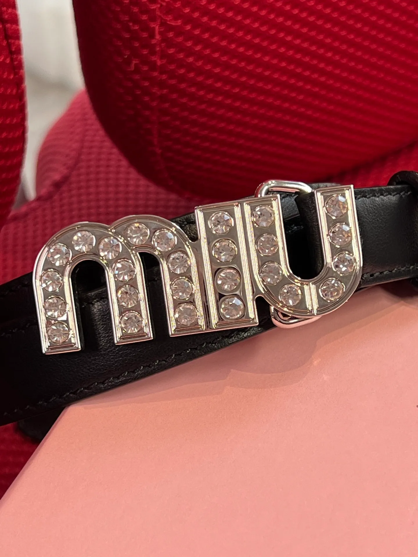 💰460💰Full package💰 💍Purchase level New model from Miumiu miumiu counter⚡️🌹This leather belt is ideal for enhancing your chic style. The eye-catching signature logo adorns the buckle, creating a sophisticated contrasting color and texture effect⚡️🌹Metal logo buckle Buckle with eye-catching logo⚡️🌹Height: 2cm