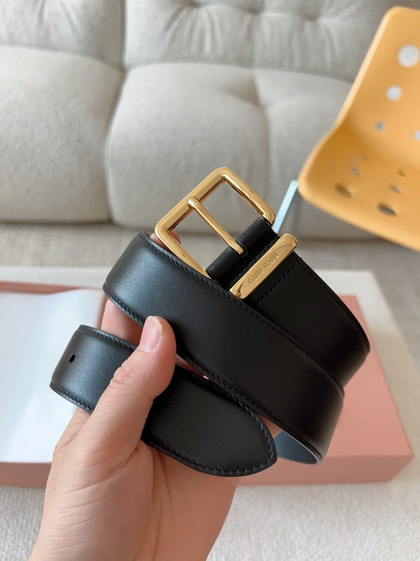 💰480💰Full package💰 💍Purchase level Miu Miu This leather belt has a simple yet elegant design, with the Miu Miu logo on the belt loop. Combining metallic details and signature elements, the Miu Miu belt's refined materials are highlighted. Versatile, practical, casual and elegant, it can be easily styled no matter what style it is! Belt wide width: 35mm