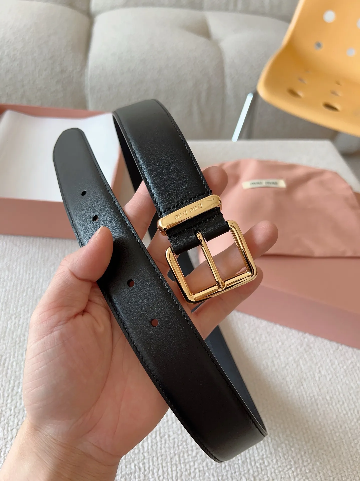 💰480💰Full package💰 💍Purchase level Miu Miu This leather belt has a simple yet elegant design, with the Miu Miu logo on the belt loop. Combining metallic details and signature elements, the Miu Miu belt's refined materials are highlighted. Versatile, practical, casual and elegant, it can be easily styled no matter what style it is! Belt wide width: 35mm