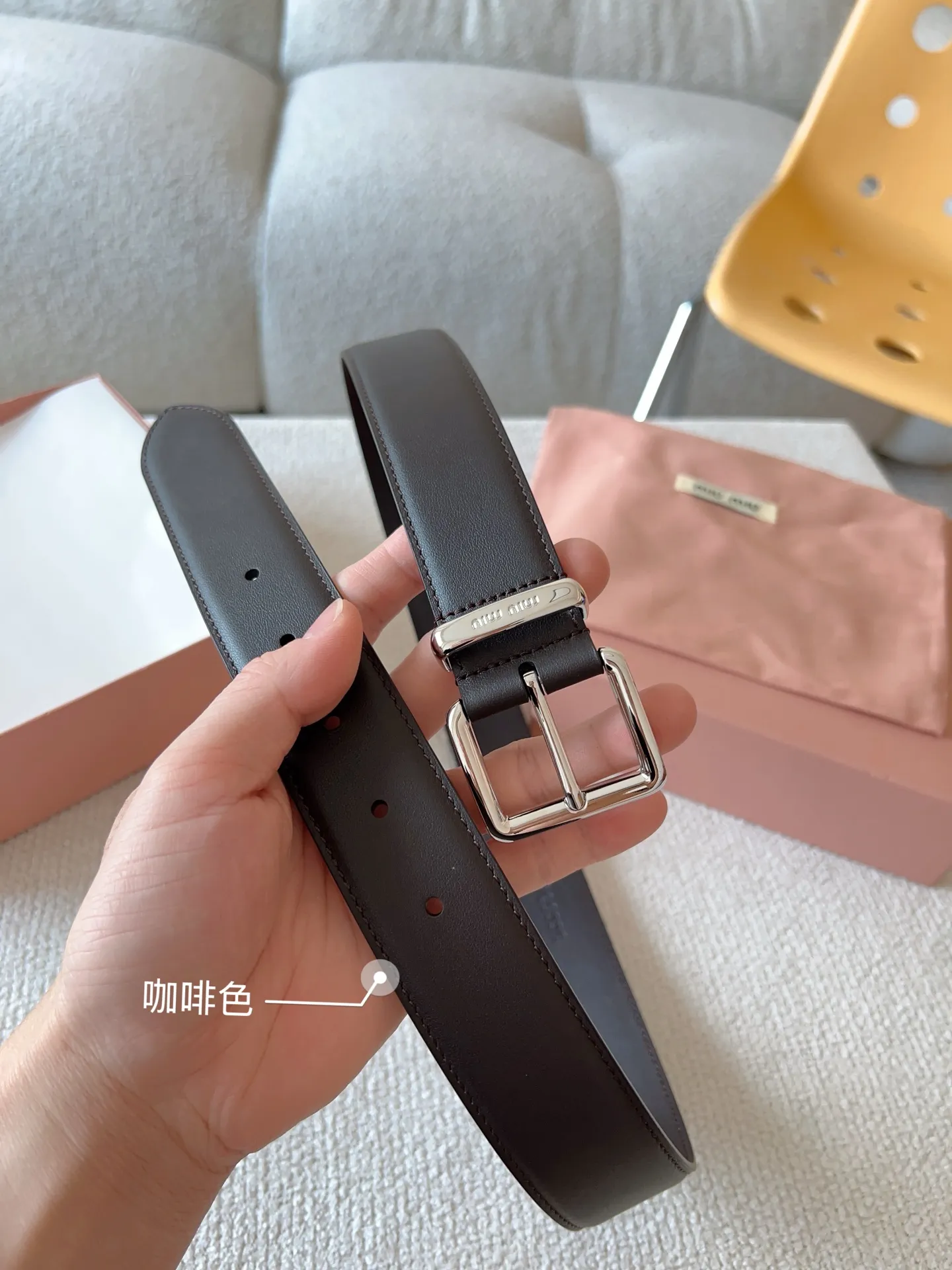 💰480💰Full package💰 💍Purchase level Miu Miu This leather belt has a simple yet elegant design, with the Miu Miu logo on the belt loop. Combining metallic details and signature elements, the Miu Miu belt's refined materials are highlighted. Versatile, practical, casual and elegant, it can be easily styled no matter what style it is! Belt wide width: 35mm