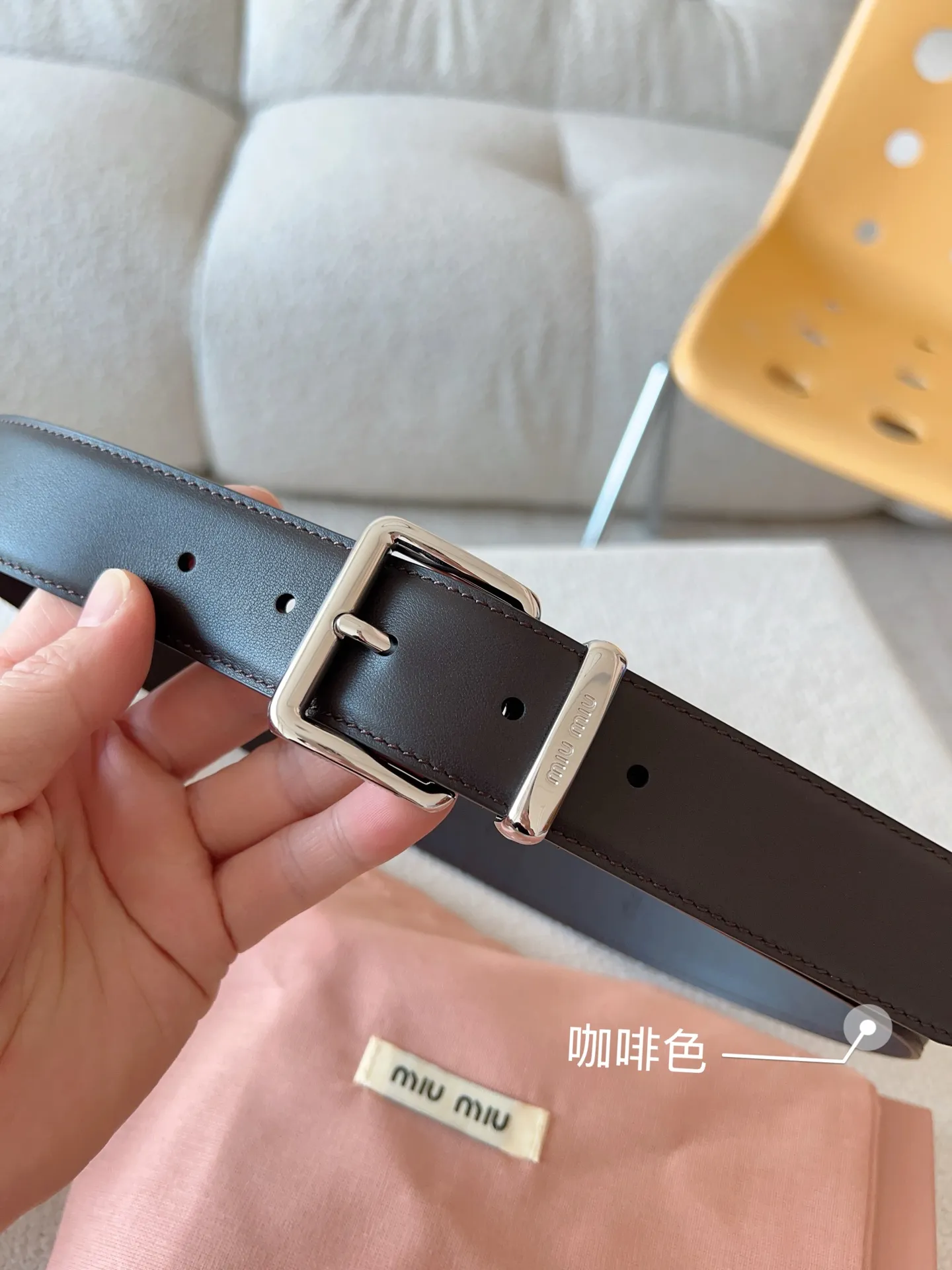💰480💰Full package💰 💍Purchase level Miu Miu This leather belt has a simple yet elegant design, with the Miu Miu logo on the belt loop. Combining metallic details and signature elements, the Miu Miu belt's refined materials are highlighted. Versatile, practical, casual and elegant, it can be easily styled no matter what style it is! Belt wide width: 35mm